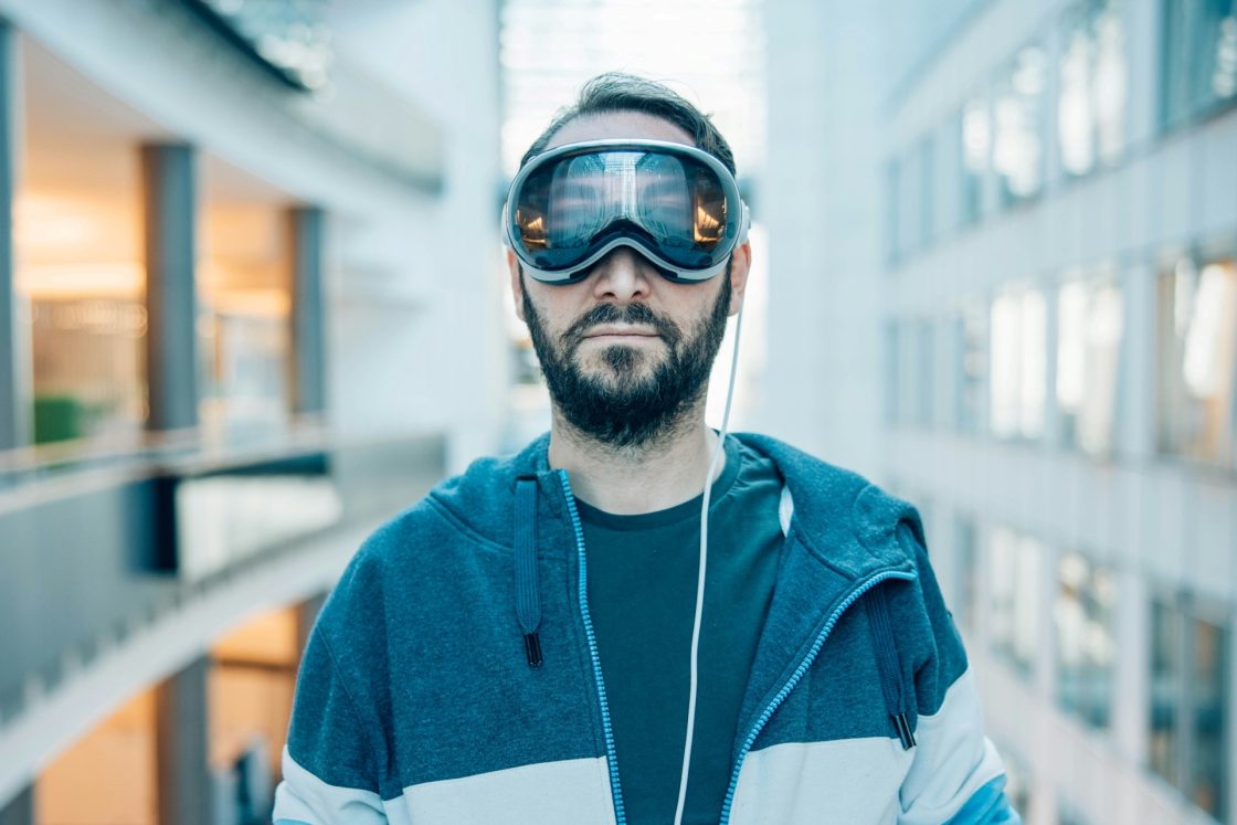 Homem em um prédio usando óculos de realidade virtual, apple vision pro