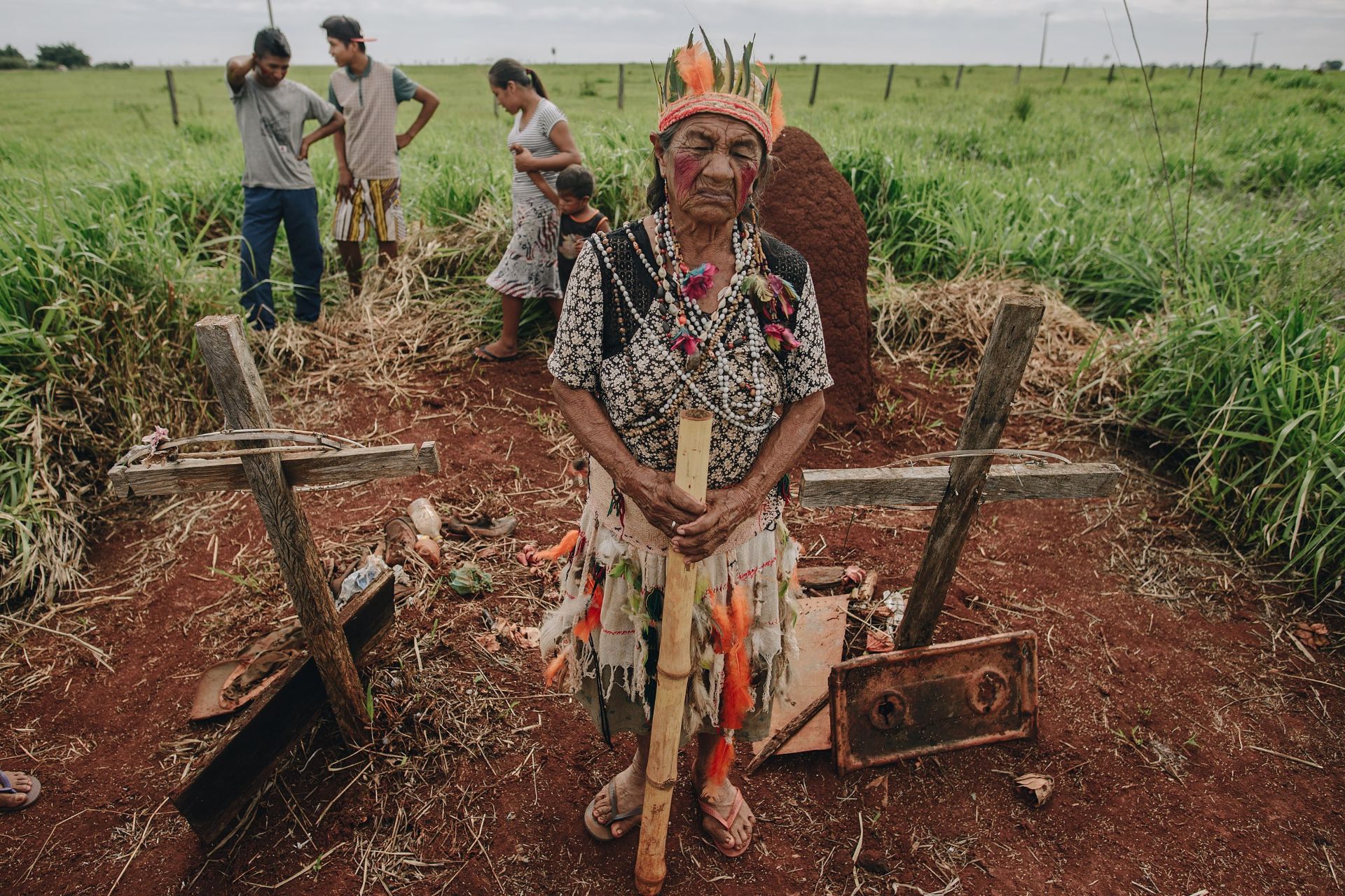 Dona Miguela Almeida, anciã guarani-kaiowá da Terra Indígena Guyraroka, sobre túmulos de parentes assassinados 