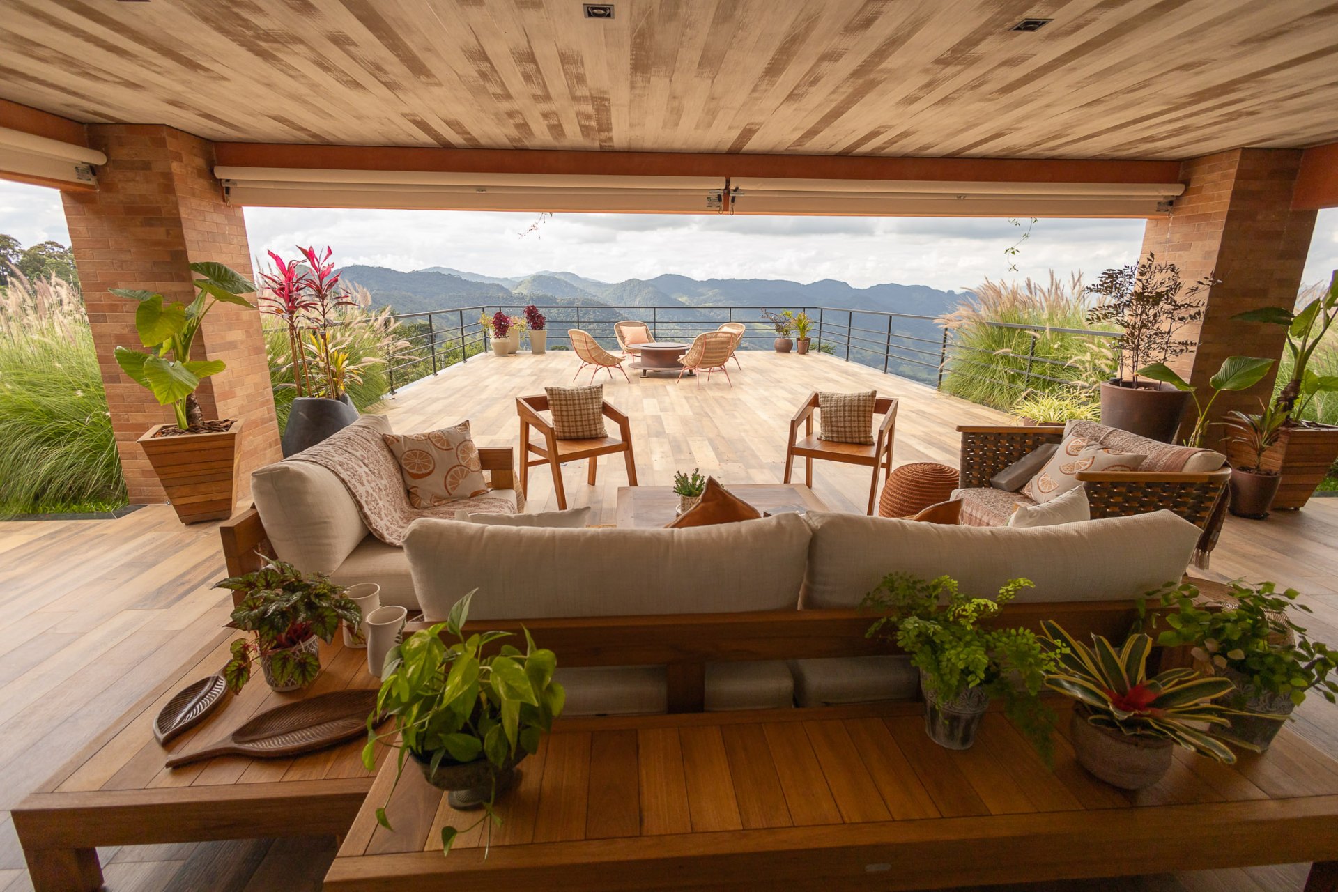 Varanda e terraço de casa em estilo rústico com paisagem para serra