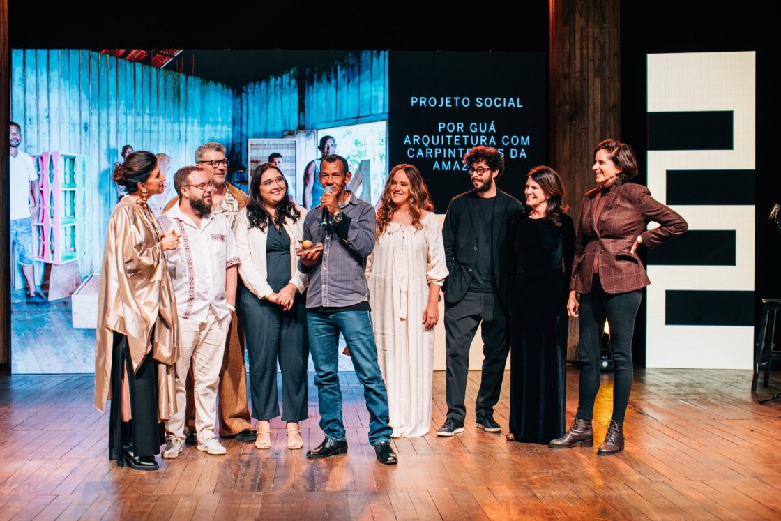 Mestre Edson, equipe Guá Arquitetura e VEDAC no palco do EDIDA BRASIL 2024 recebendo o prêmio da categoria Projeto Social