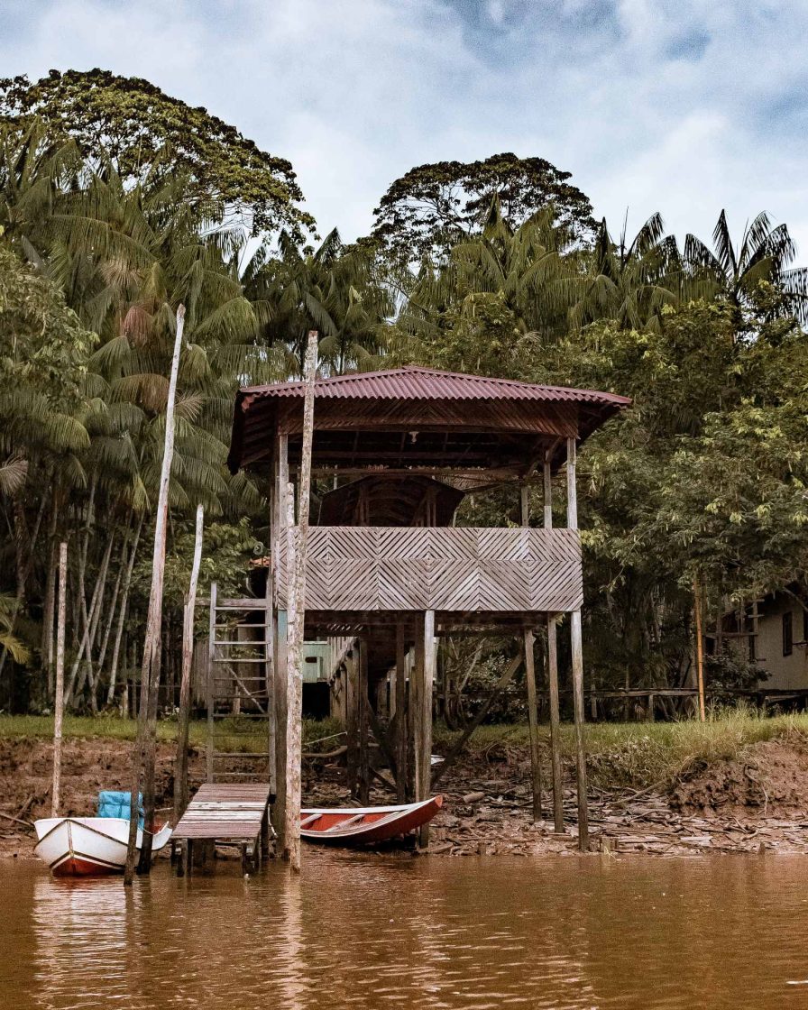 casa ribeirinha na amazônia