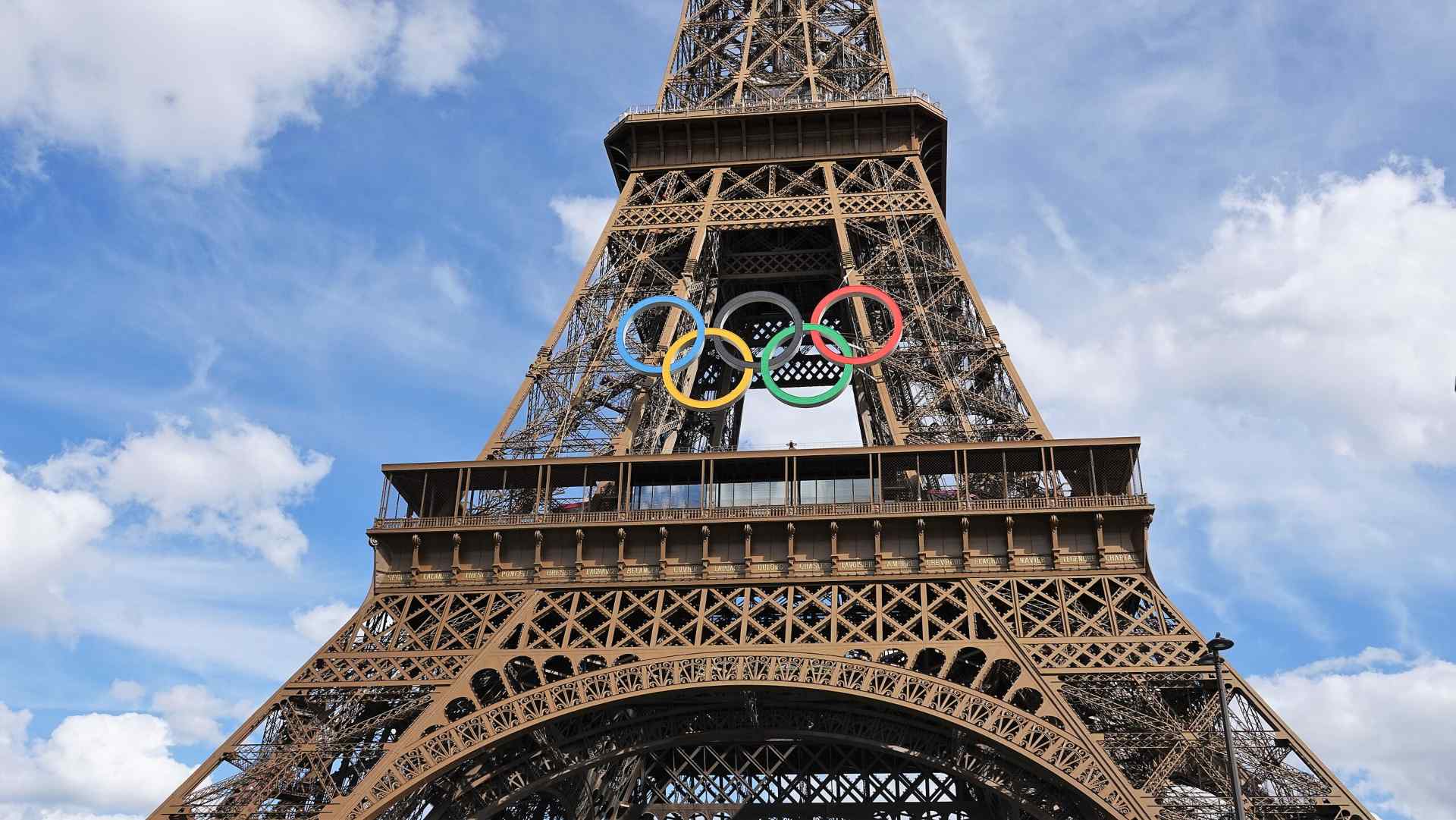 Torre Eiffel decorada com os anéis que simbolizam os Jogos Olímpicos