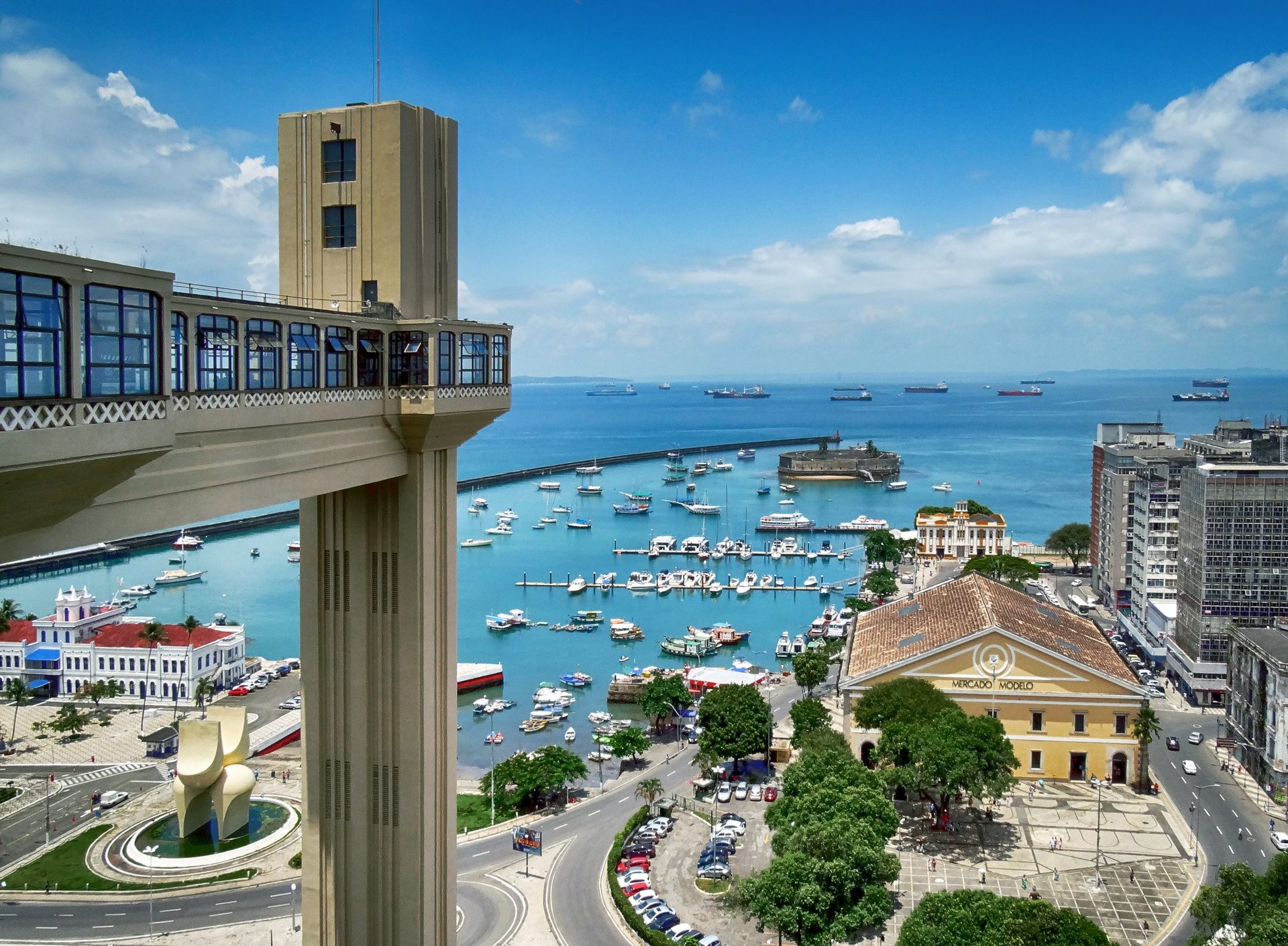 Elevador Lacerda e Baía de Todos-os-Santos, em Salvador