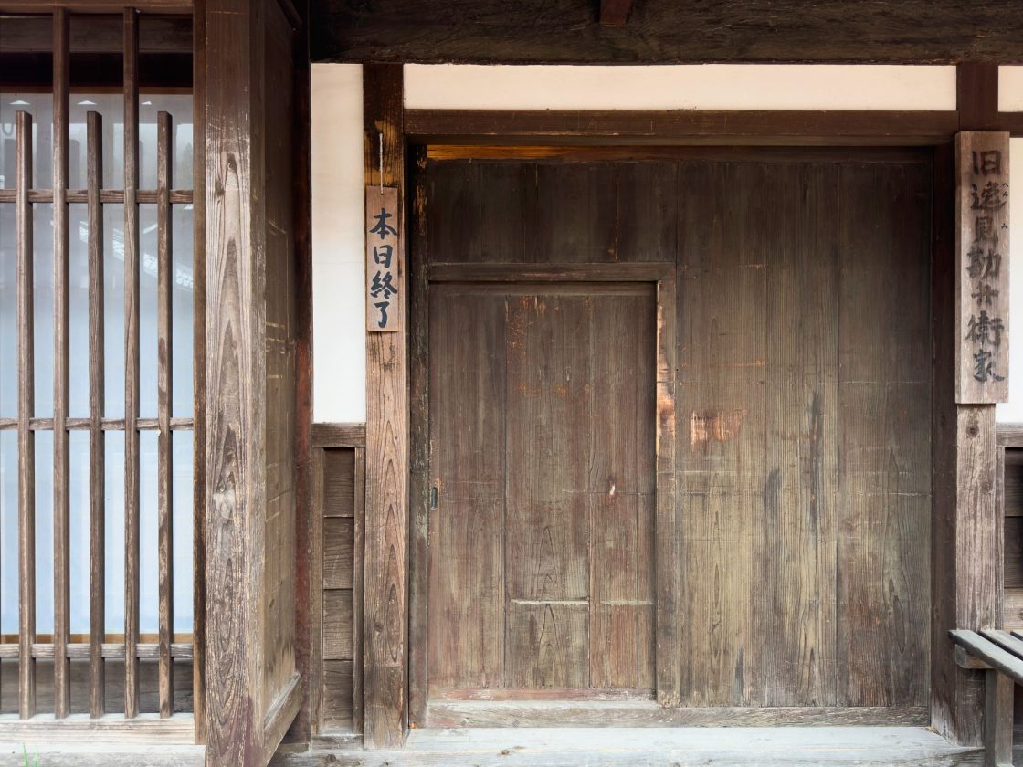 fachada de madeira no japão