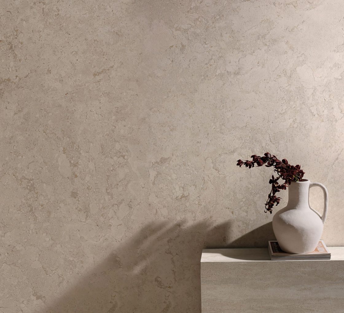 Detalhe de parede com Aeterna X Bianco e vaso de flor em frente