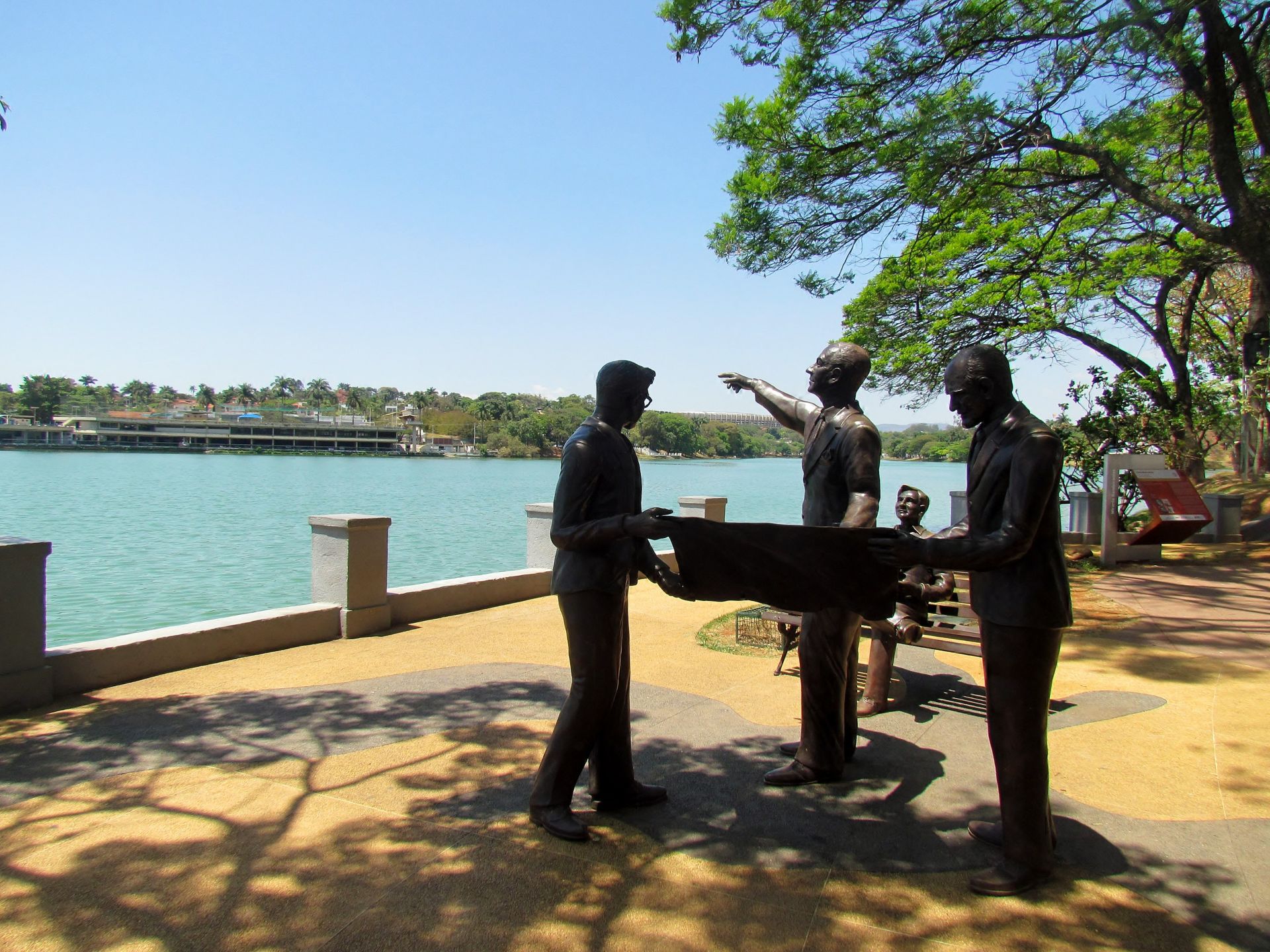 Esculturas de Juscelino Kubitschek, Oscar Niemeyer, Cândido Portinari e Burle Marx na Lagoa da Pampulha, em Belo Horizonte