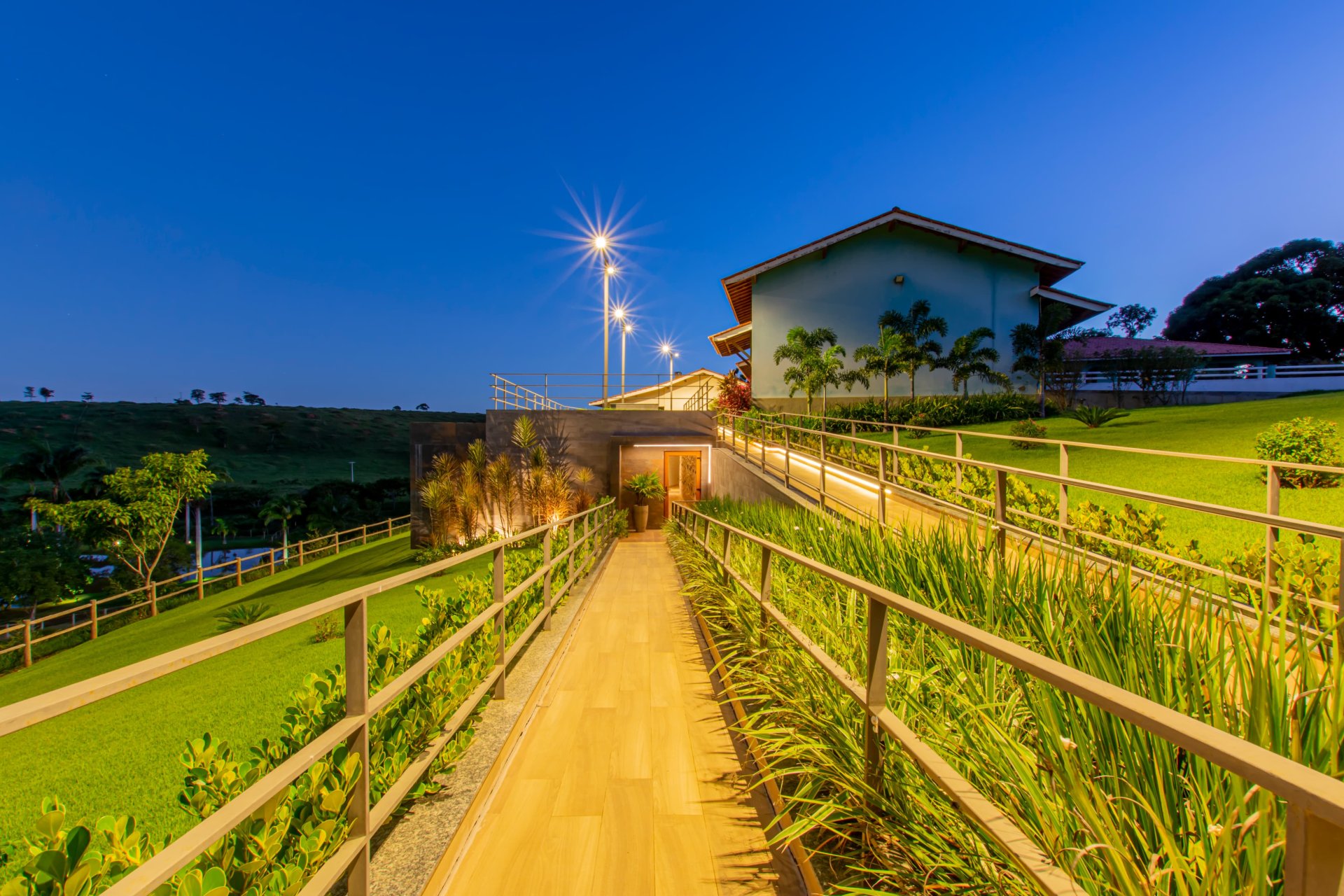 Edificação construída em terreno com declive