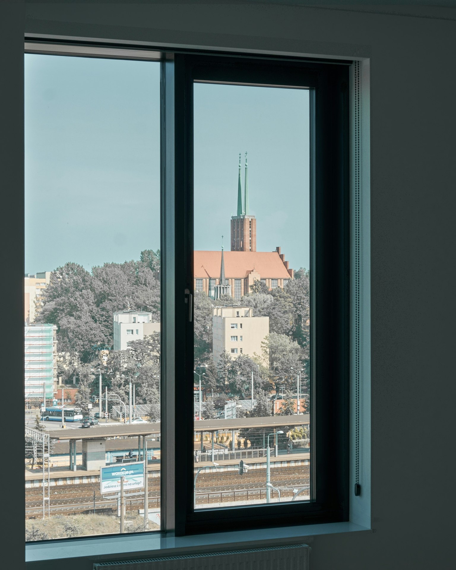 Janela de correr com vista para paisagem urbana