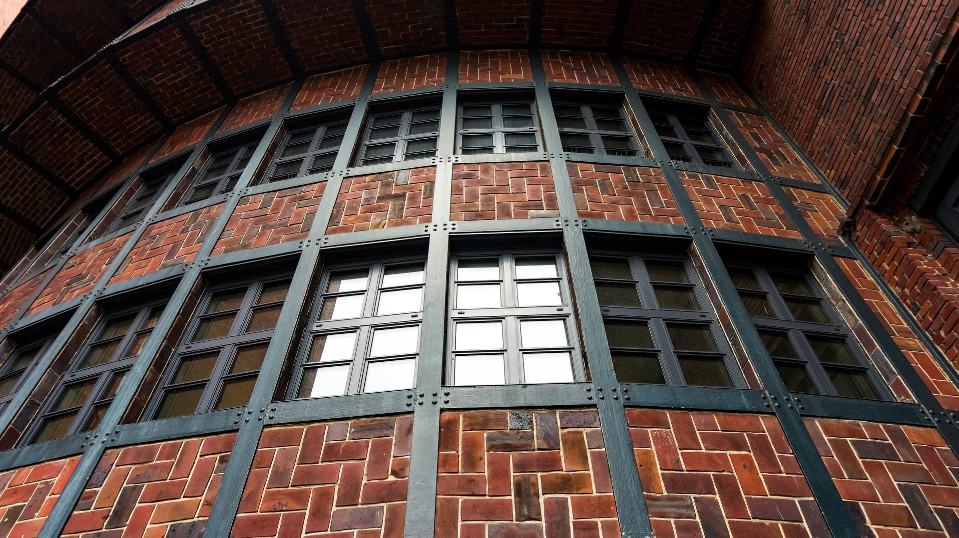 Detalhe de edificação com janelas de ferro