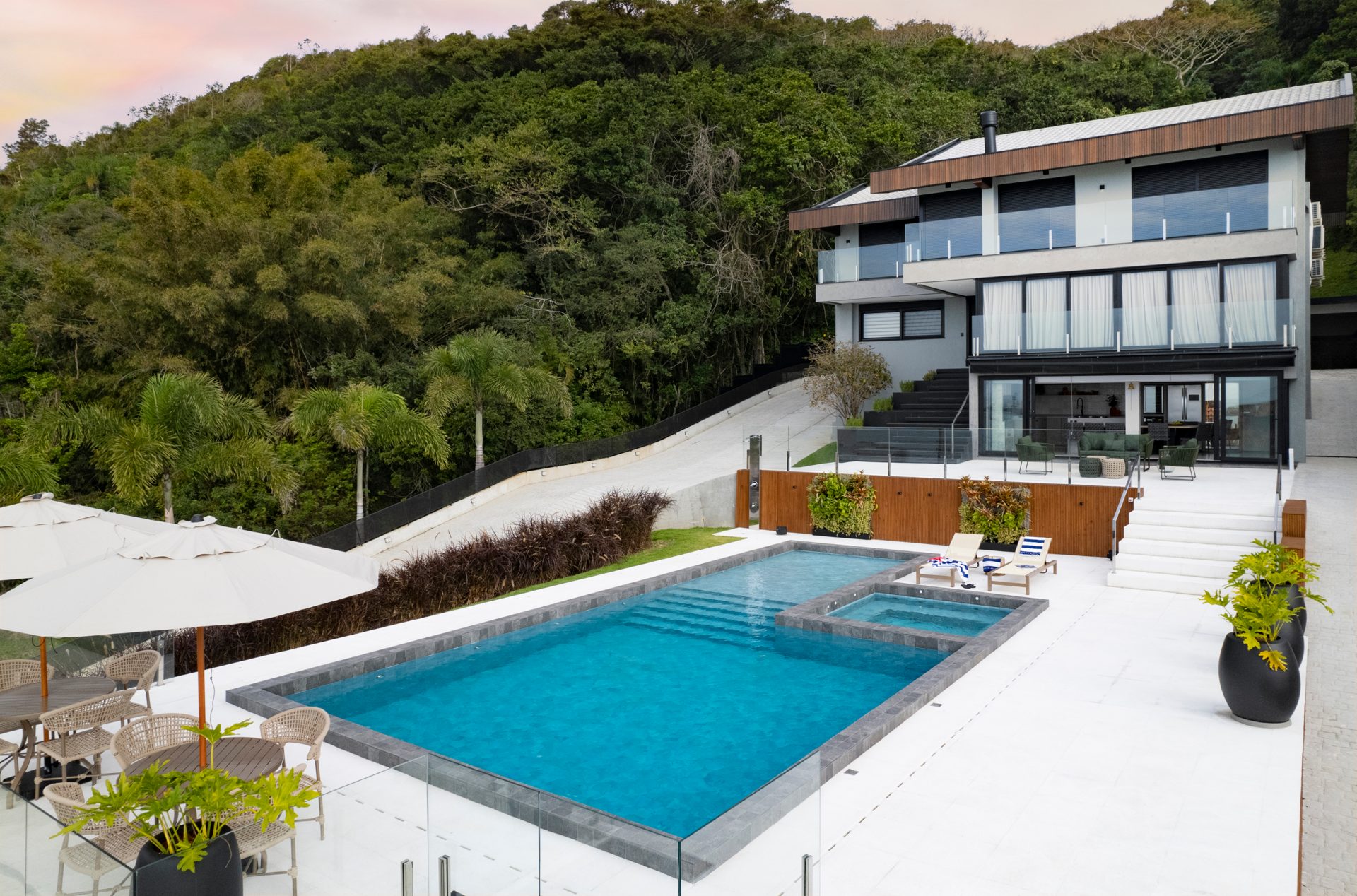 Casa em terreno inclinado integrada à natureza