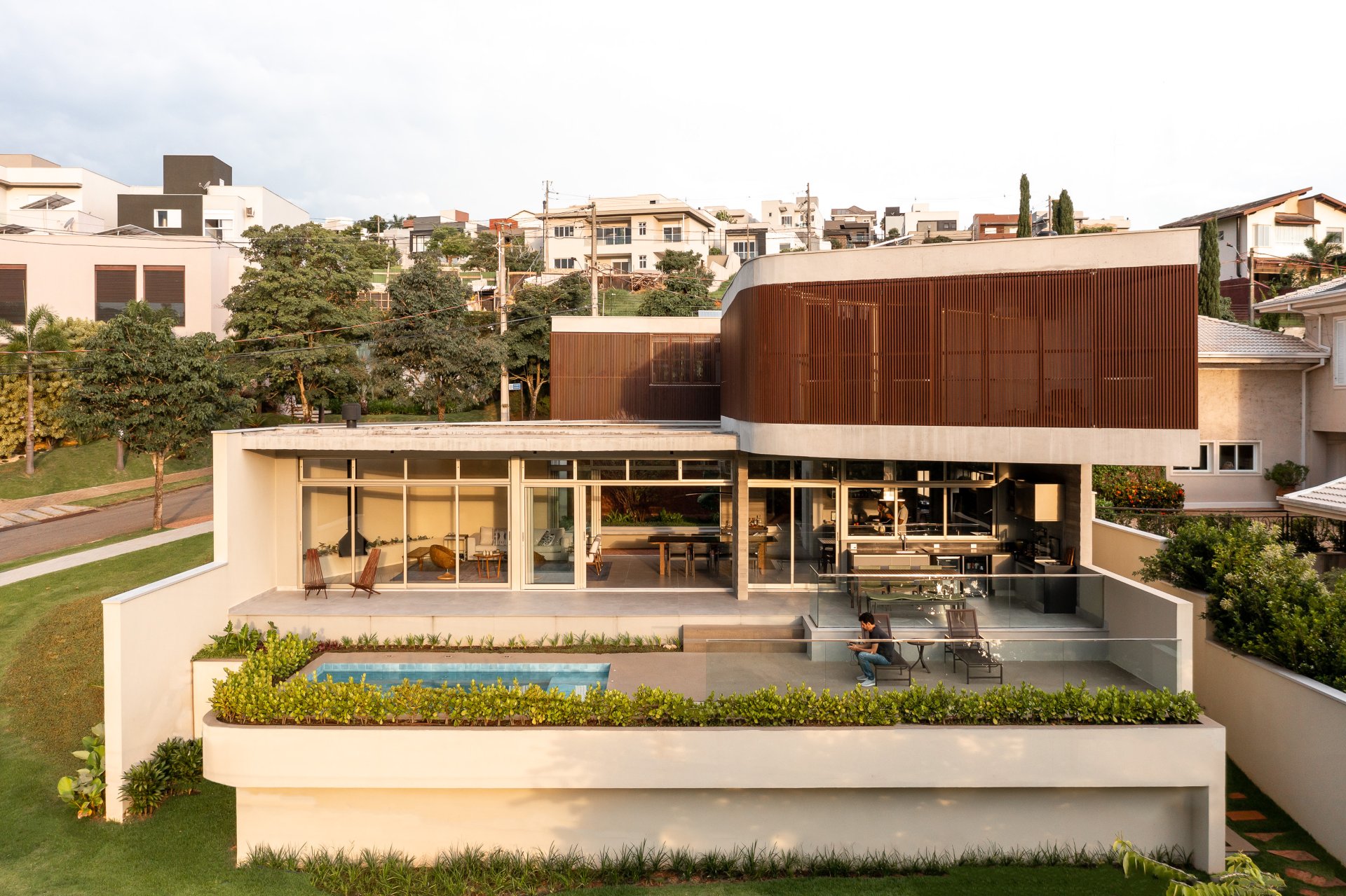 Vista de casa com dois pavimentos inserida na cidade