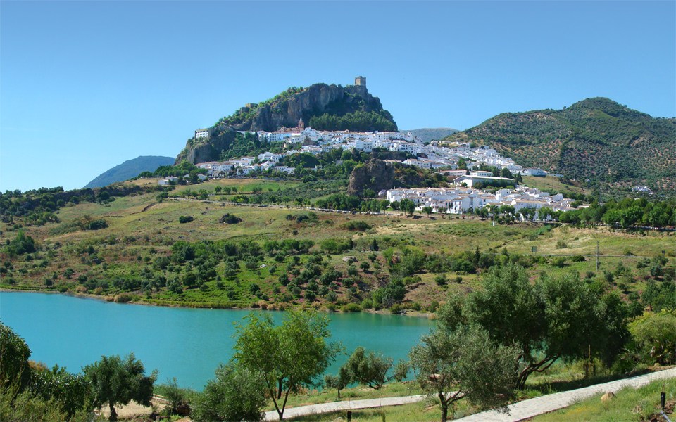 Zahara de la Sierra, um dos vilarejos dos chamados “Pueblos Brancos”, na Andaluzia