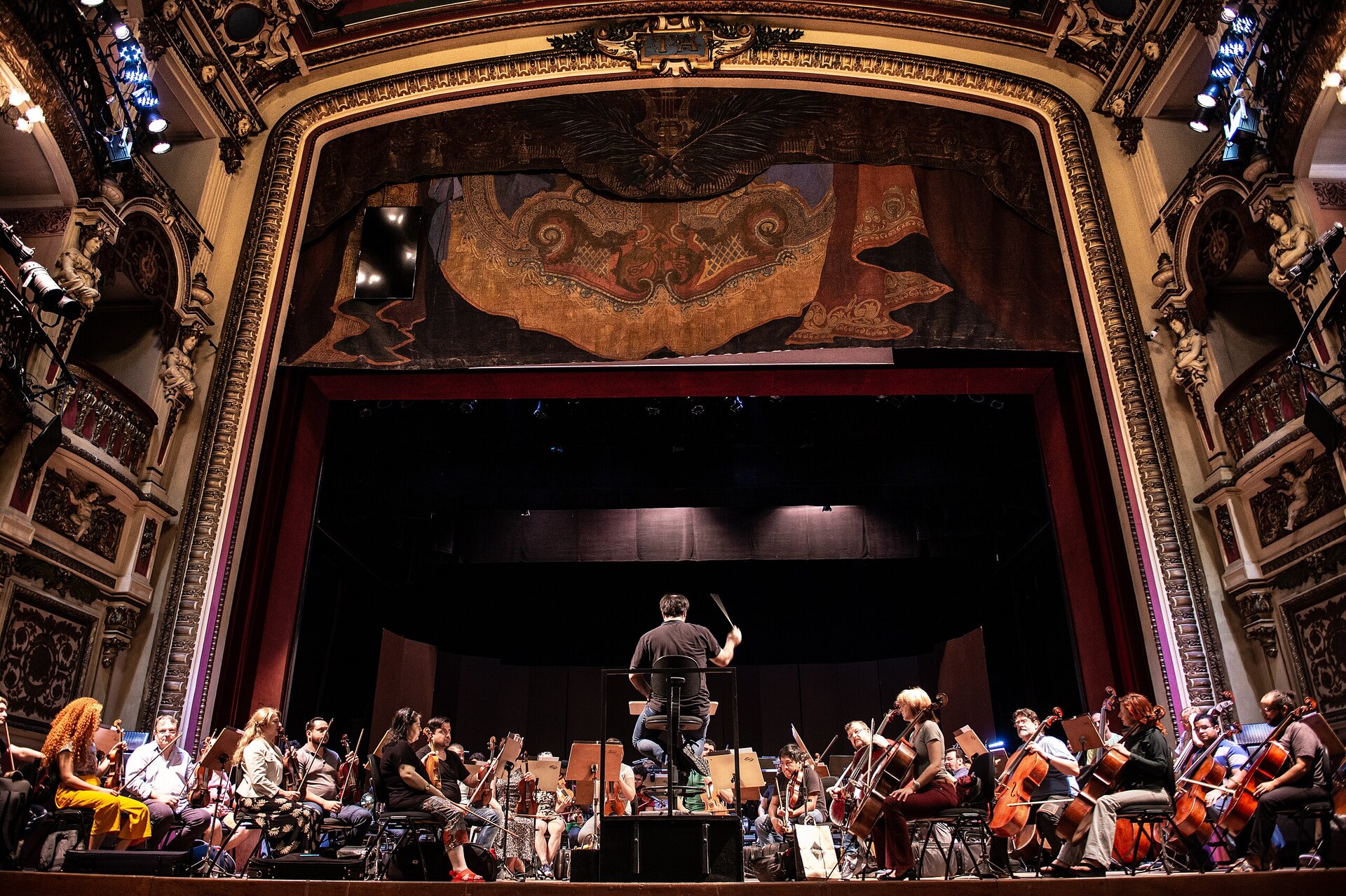 Palco do Teatro Amazonas, com uma orquestra ensaiando