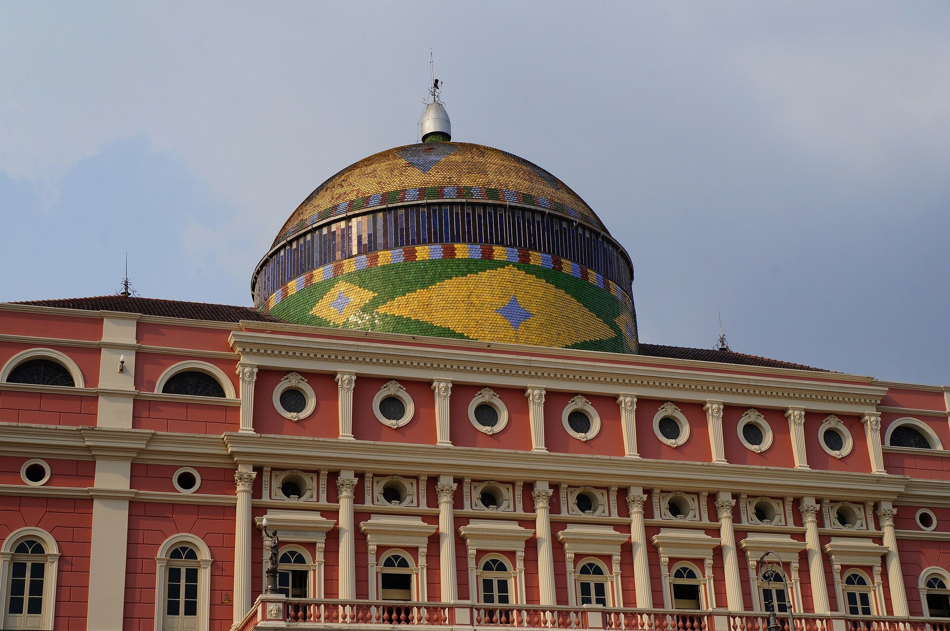 Cúpula do Teatro Amazonas, feita com peças de cerâmica nas cores da bandeira do Brasil