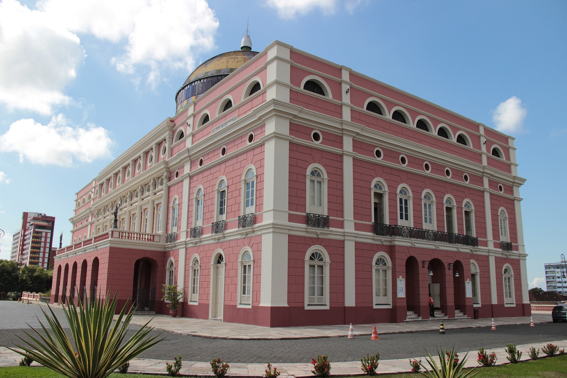 Teatro Amazonas, um prédio de estilo renascentista com uma cúpula feita em pequenas peças nas cores da bandeira do Brasil