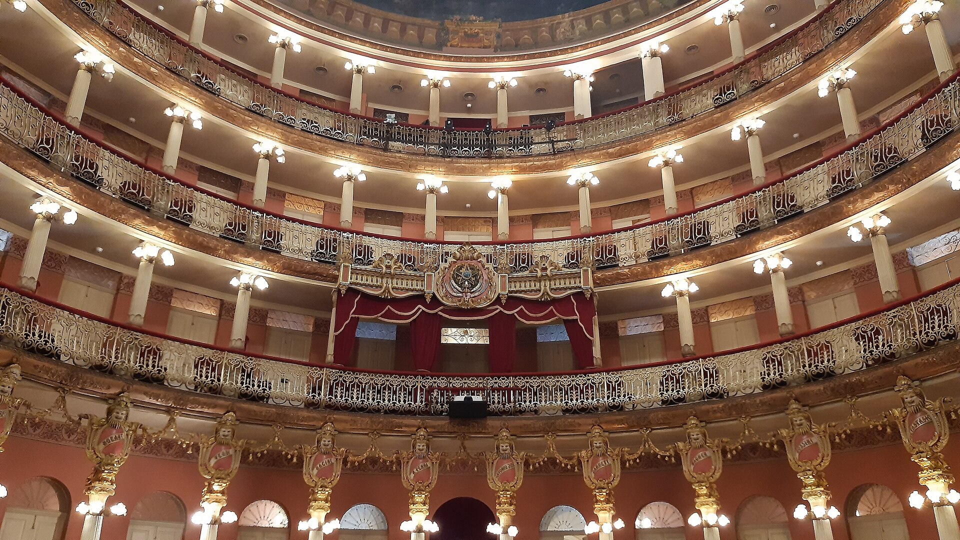 Parte interna da sala de espetáculos do Teatro Amazonas, com três pavimentos