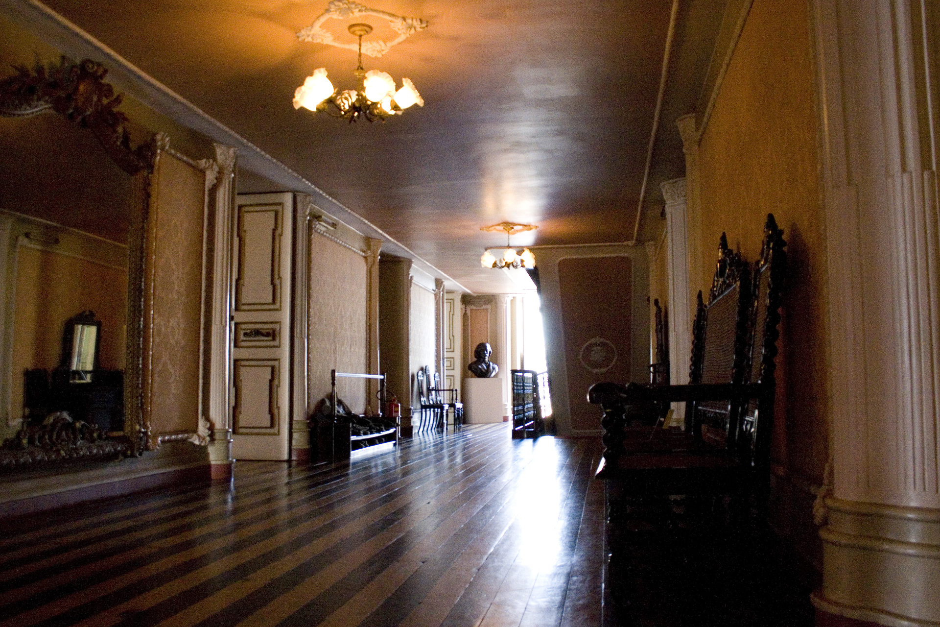 Museu do Teatro Amazonas, com itens de mobiliário e peças pessoais de grandes nomes que passaram pelo palco