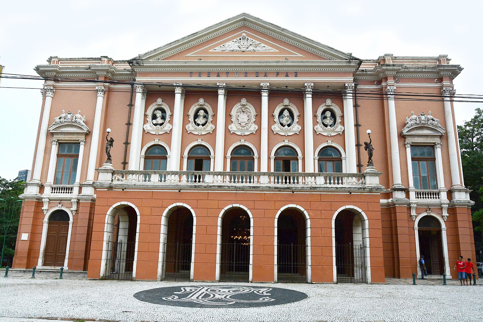 Theatro da Paz é um teatro de estilo neoclássico com dois andares, em tons de branco e terracota, com grandes pilares e portais arredondados