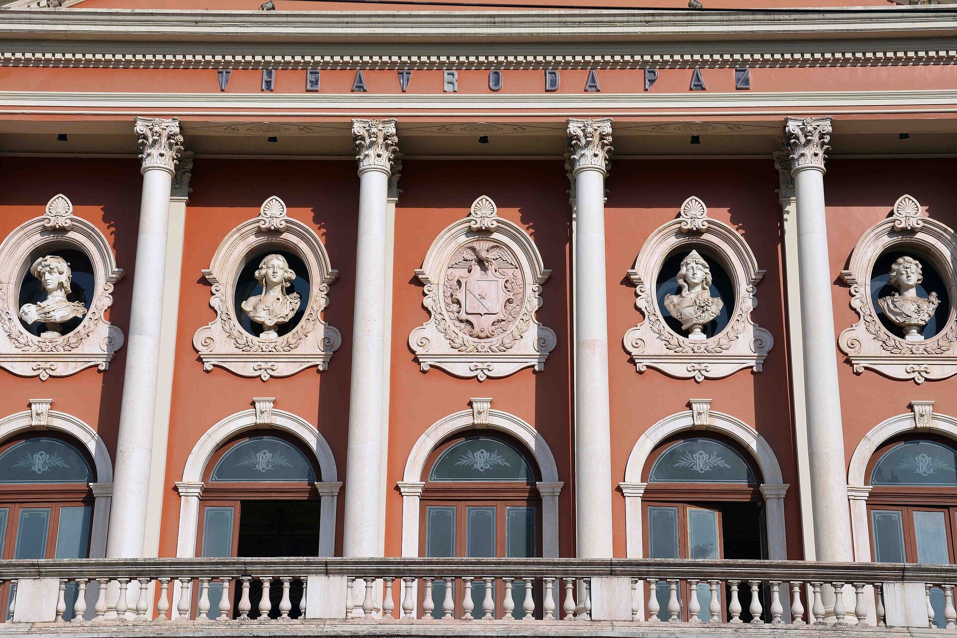 Frontaria do Theatro da Paz, com medalhões de quatro musas da mitologia em destaque e, ao centro, o brasão do Pará