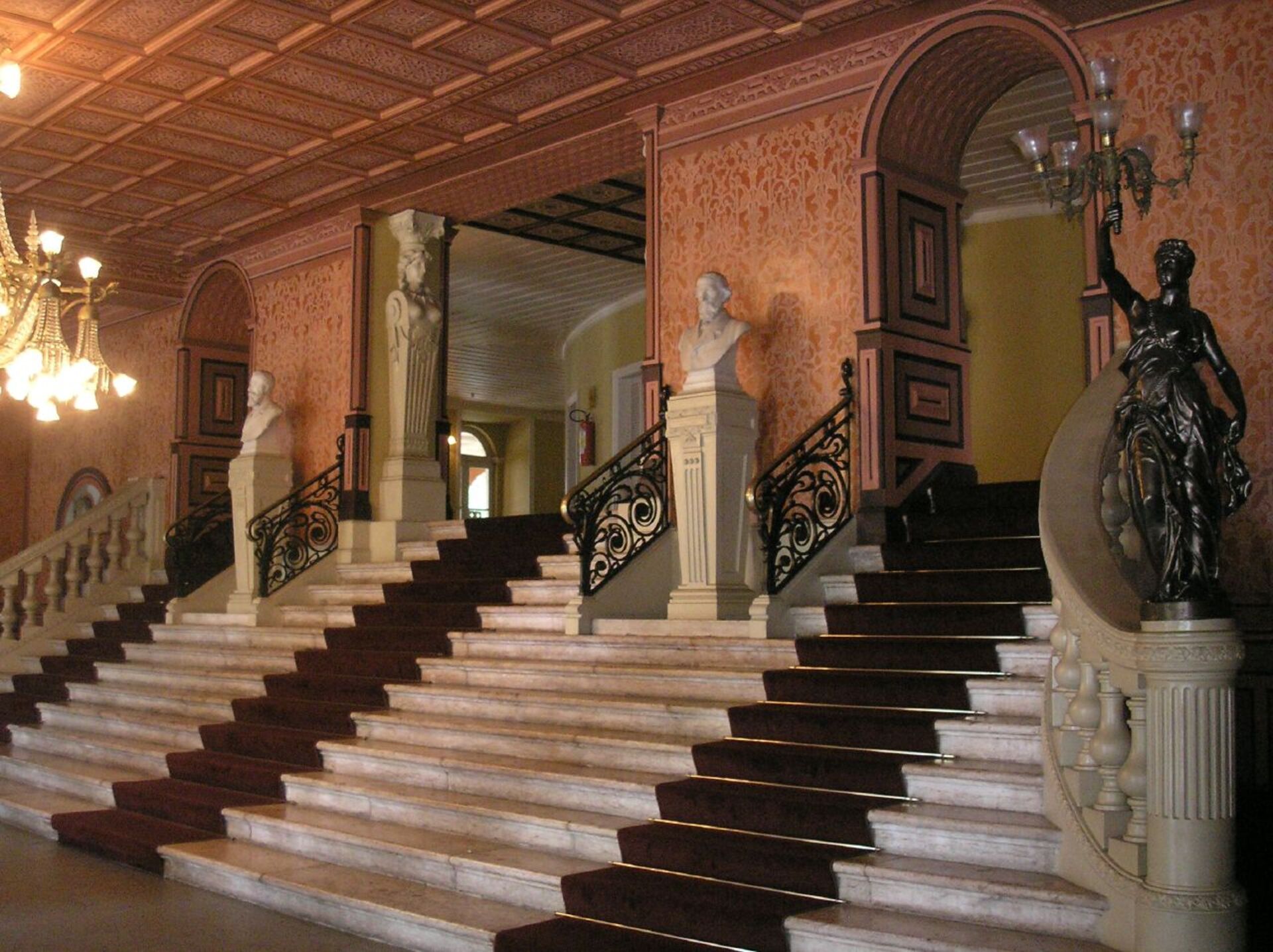 Hall de entrada do Theatro da Paz, com escadas e bustos em mármore