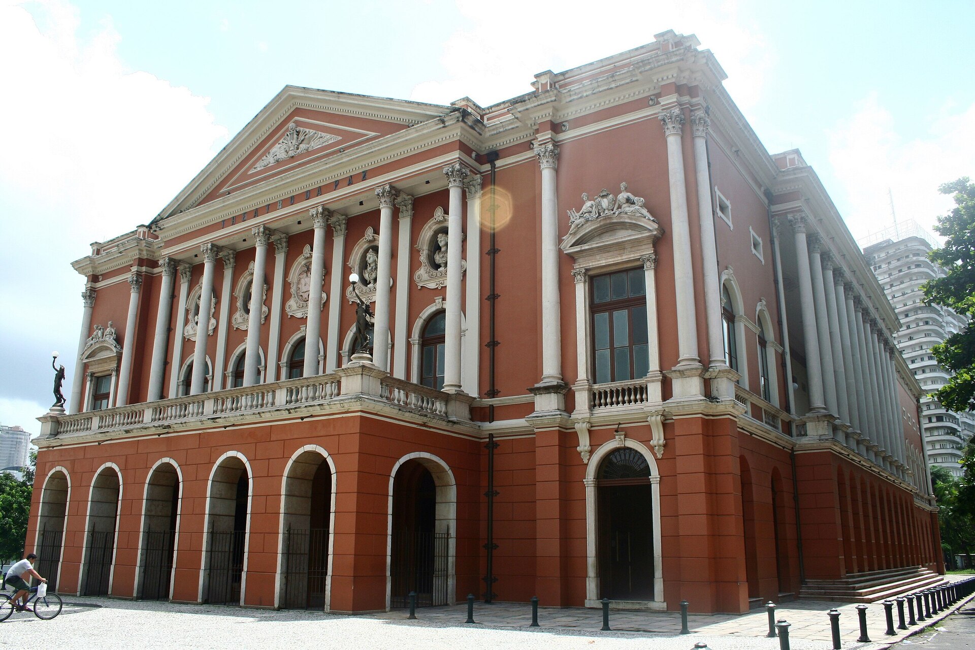 Fachada do Theatro da Paz, em Belém, no Pará