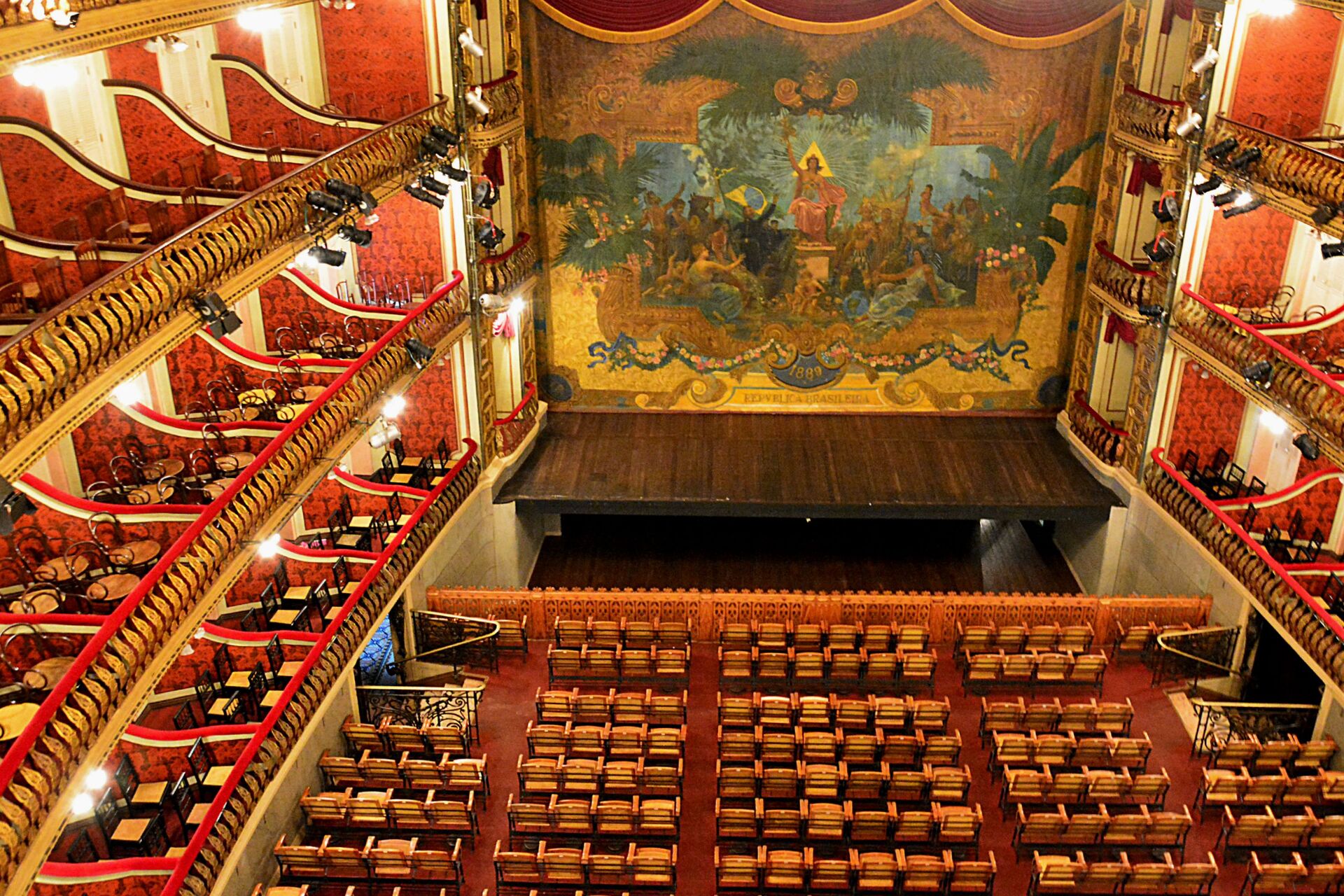 Sala de espetáculos do Theatro da Paz, com parapeitos folheados a ouro