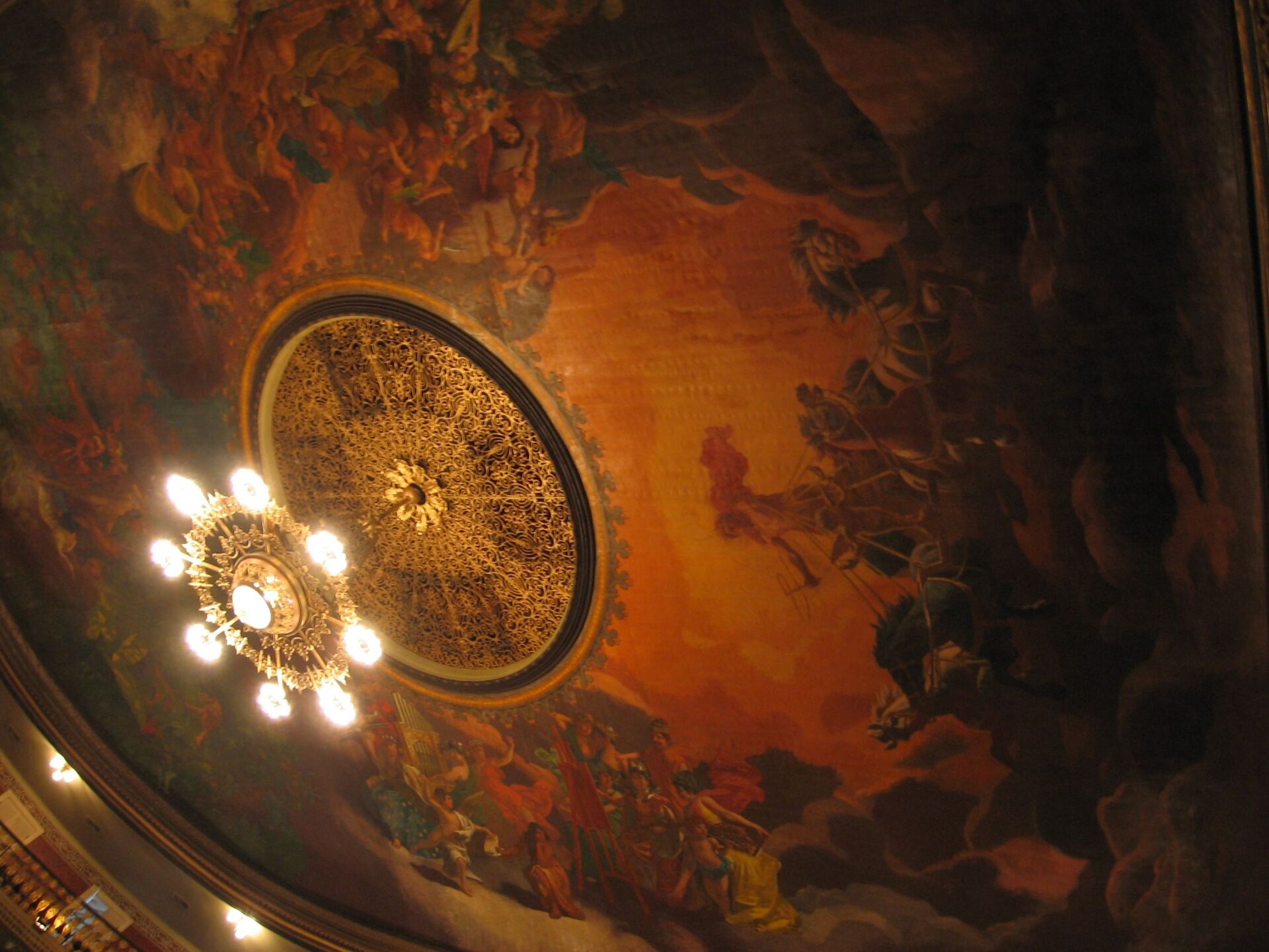 Teto do Theatro da Paz, com pinturas que simbolizam a mitologia greco-romana e um grande lustre