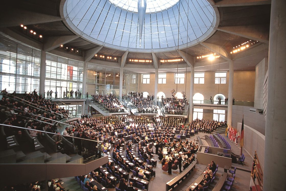 Vista do Reichstag, em Berlim, com a cúpula de vidro projetada por Norman Foster