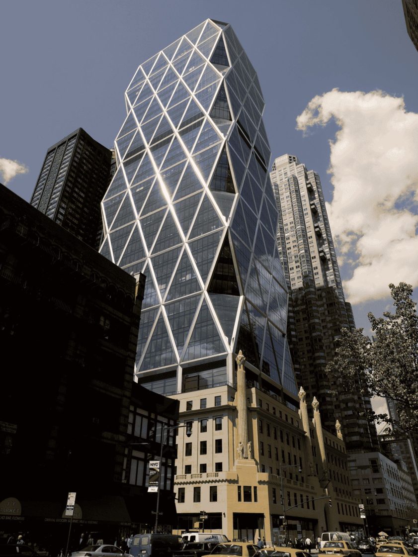 Vista da Hearst Tower, em Manhattan, destacando a fachada de vidro com estrutura diagonal em aço conhecida como diagrid