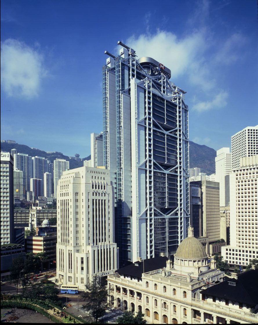 Edifício-sede do HSBC, em Hong Kong projetado por Norman Foster, destacando a estrutura externa aparente, os sistemas construtivos expostos e a integração com o skyline da cidade