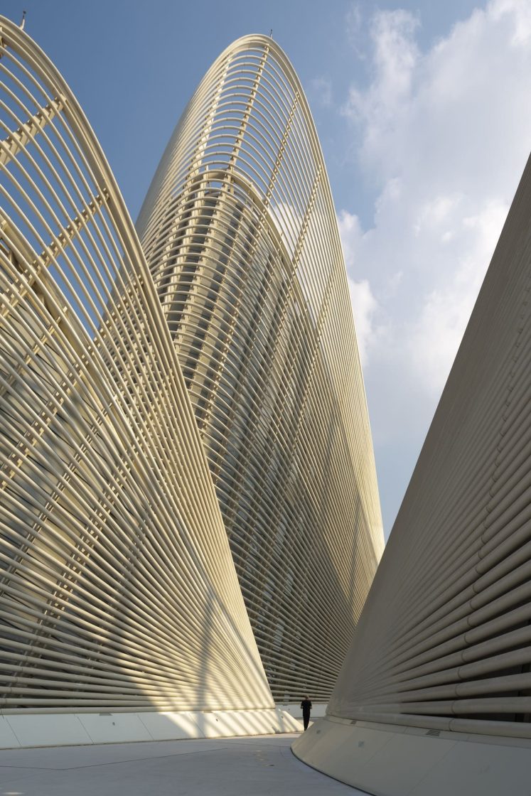 Estruturas curvas do Zayed National Museum elevando-se sobre o complexo cultural em Abu Dhabi