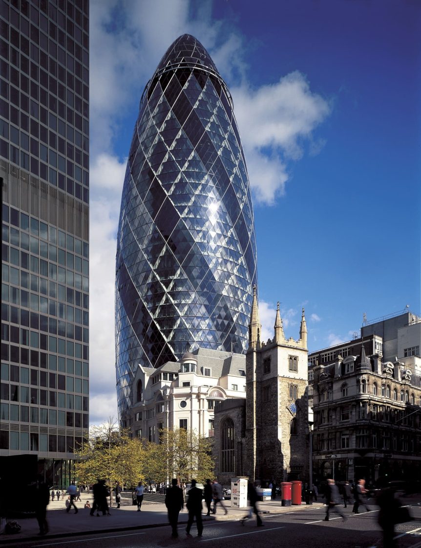 Vista do 30 St Mary Axe, em Londres, destacando sua forma oval revestida por fachada de vidro com malha estrutural diagonal