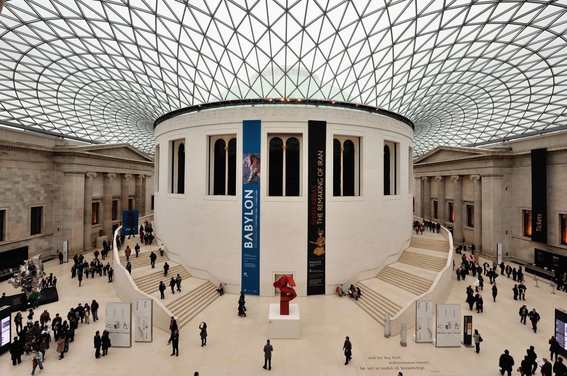 Vista interna do British Museum Great Court, em Londres, mostrando a cobertura reticulada de vidro e aço projetada por Norman Foster envolvendo a histórica Reading Room e a circulação de visitantes