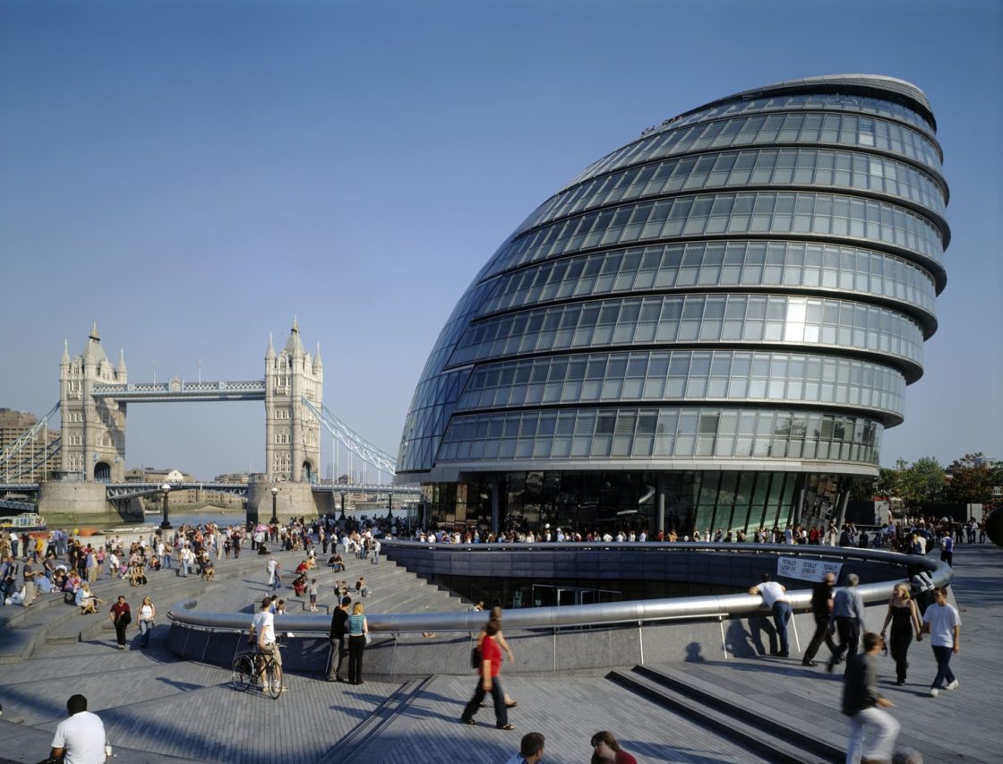 Edifício da London City Hall, com fachada curva de vidro e aço refletindo a luz do dia