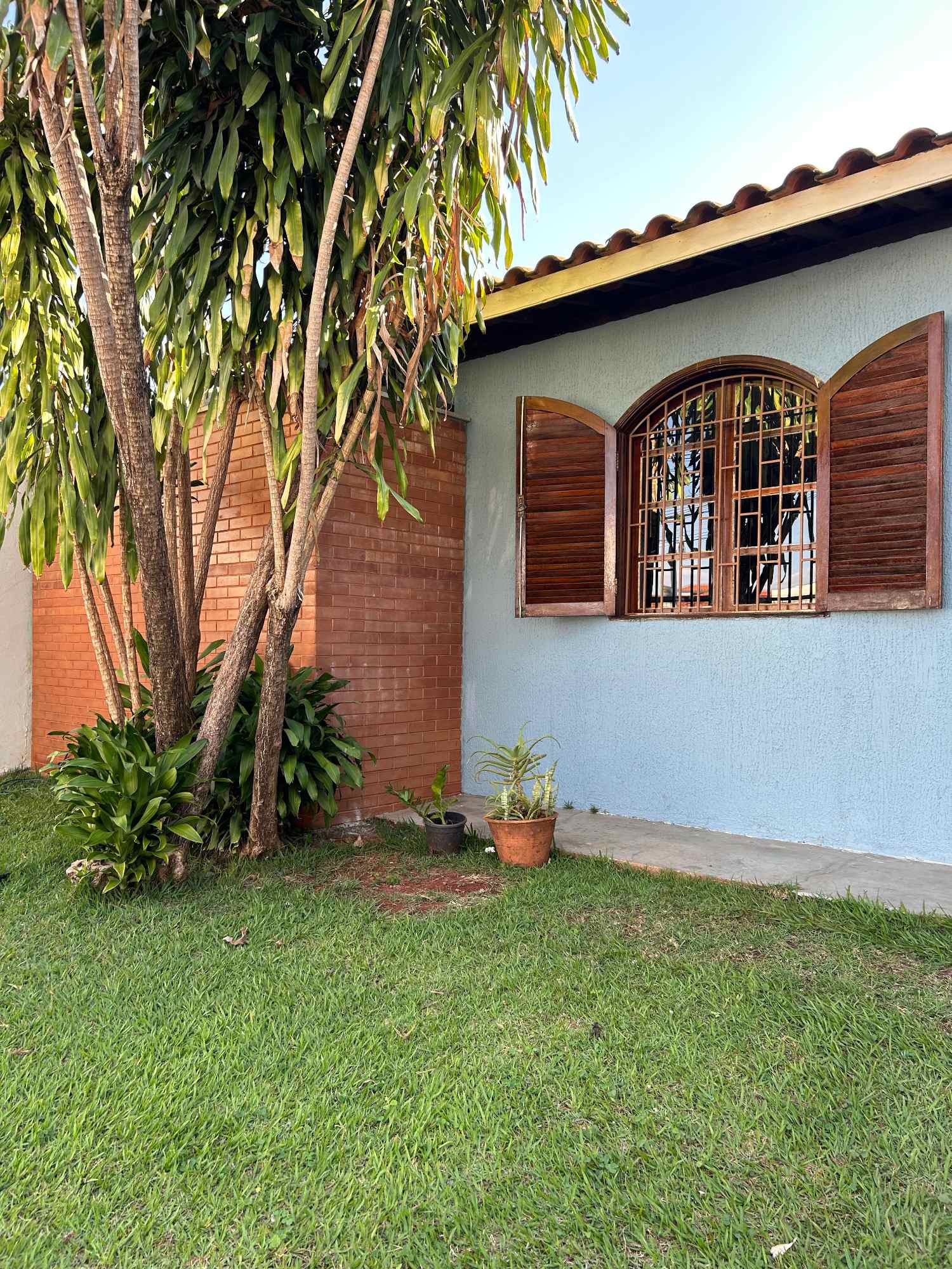 fachada de casa antiga com janela de arco