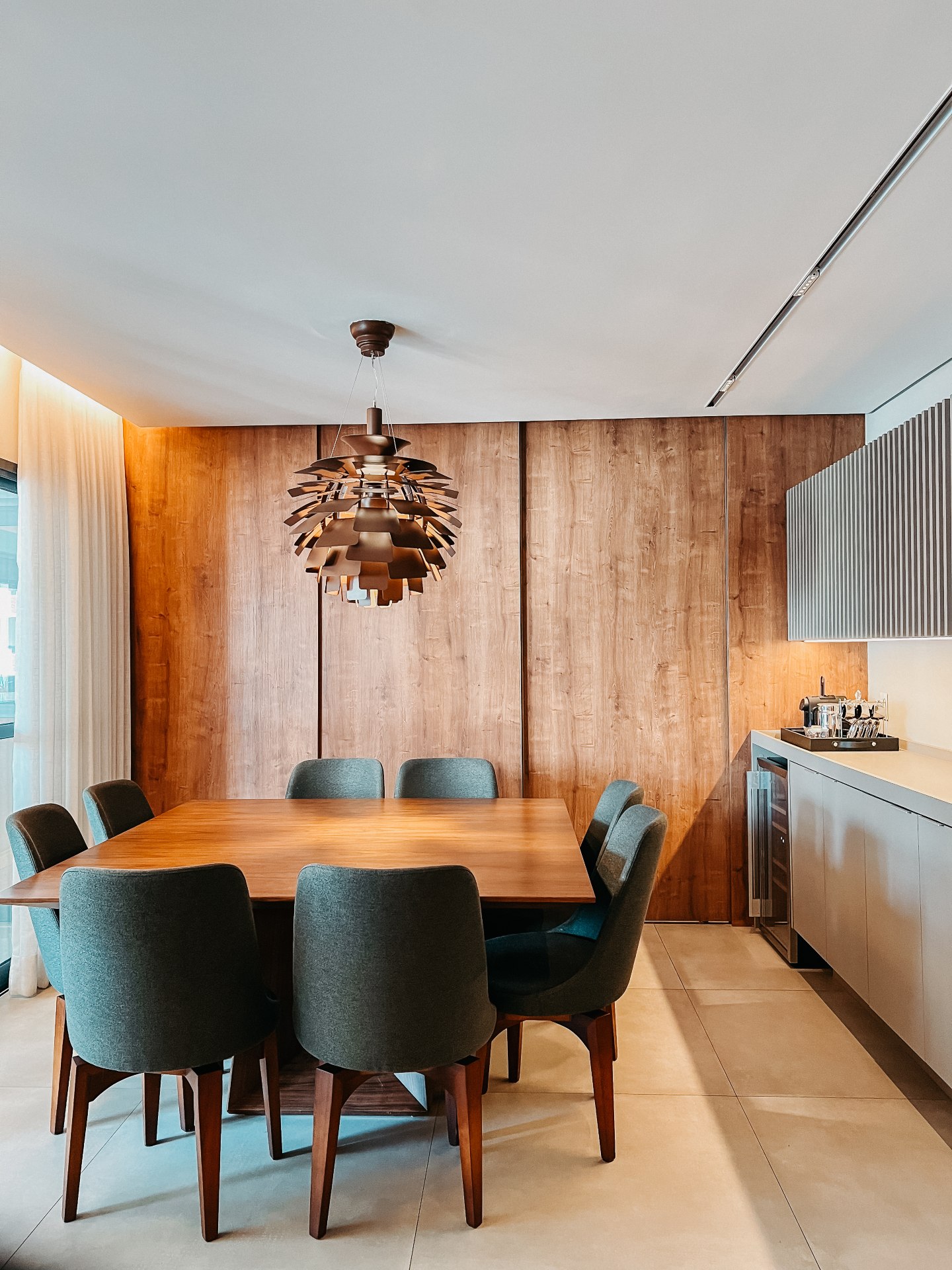 Sala de jantar com materiais de madeira e luminária de design