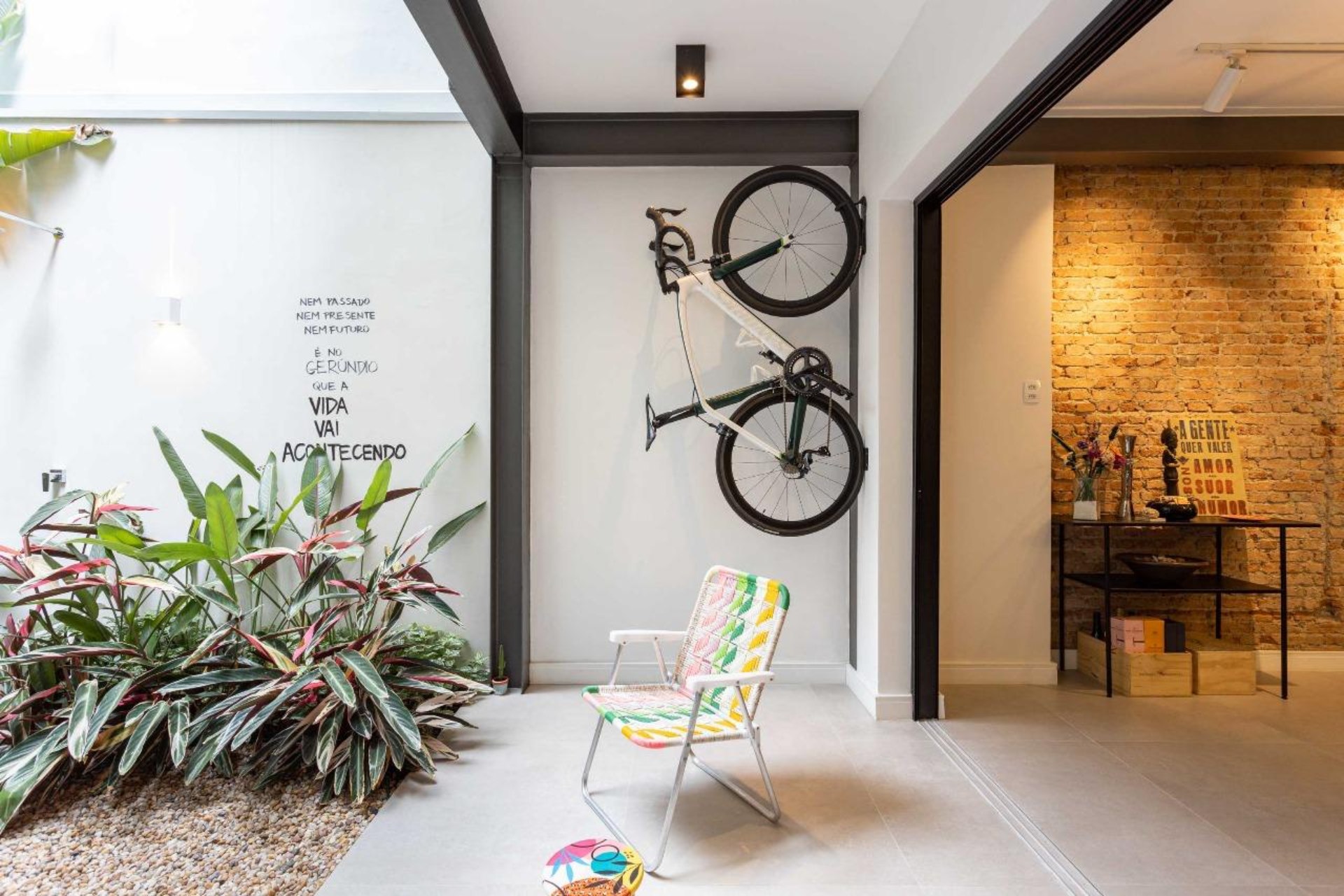 Varanda de casa geminada com jardim e bicicleta