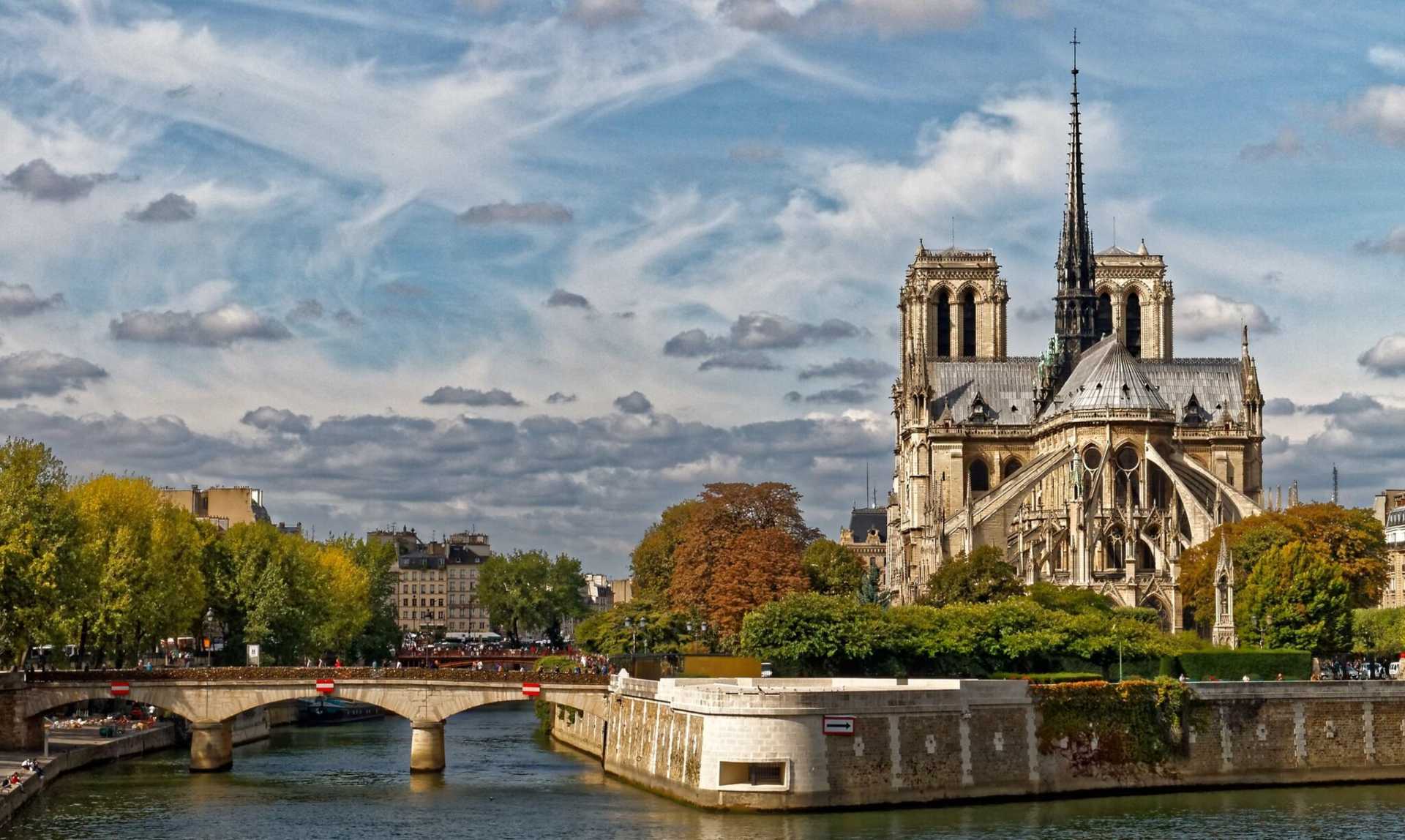 Vista sudeste da Catedral de Notre-Dame de Paris, às margens do Rio Sena