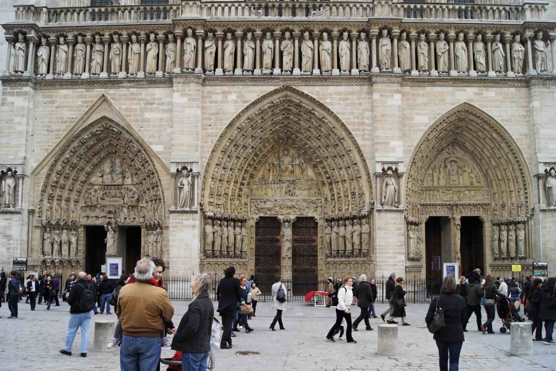 Três portais da fachada ocidental da Catedral de Notre-Dame de Paris