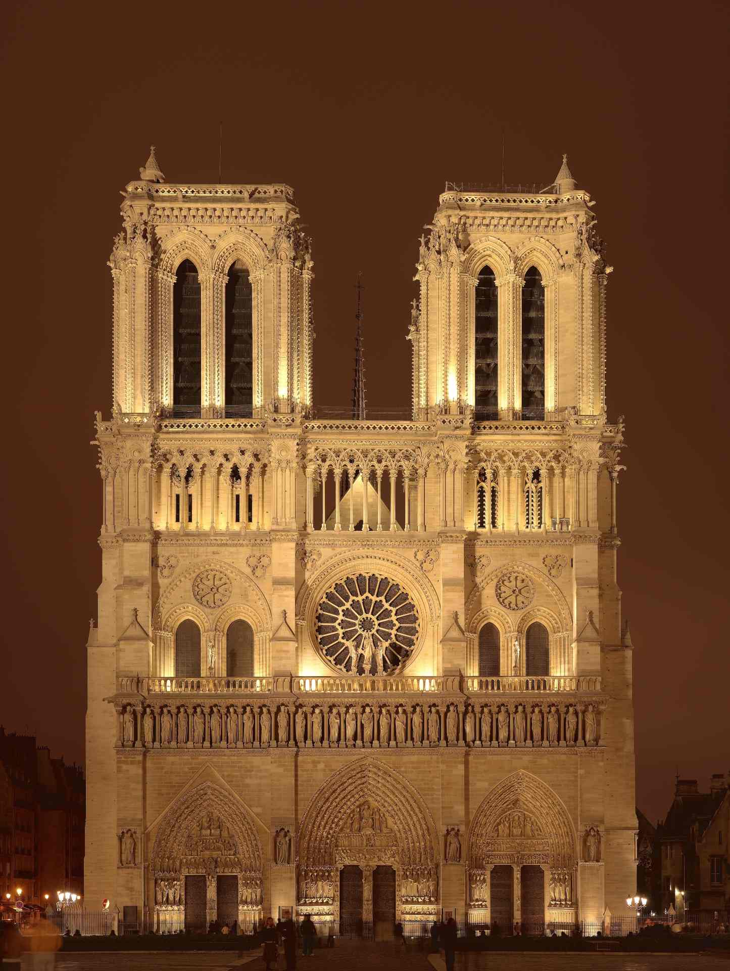 Catedral de Notre-Dame de Paris iluminada à noite