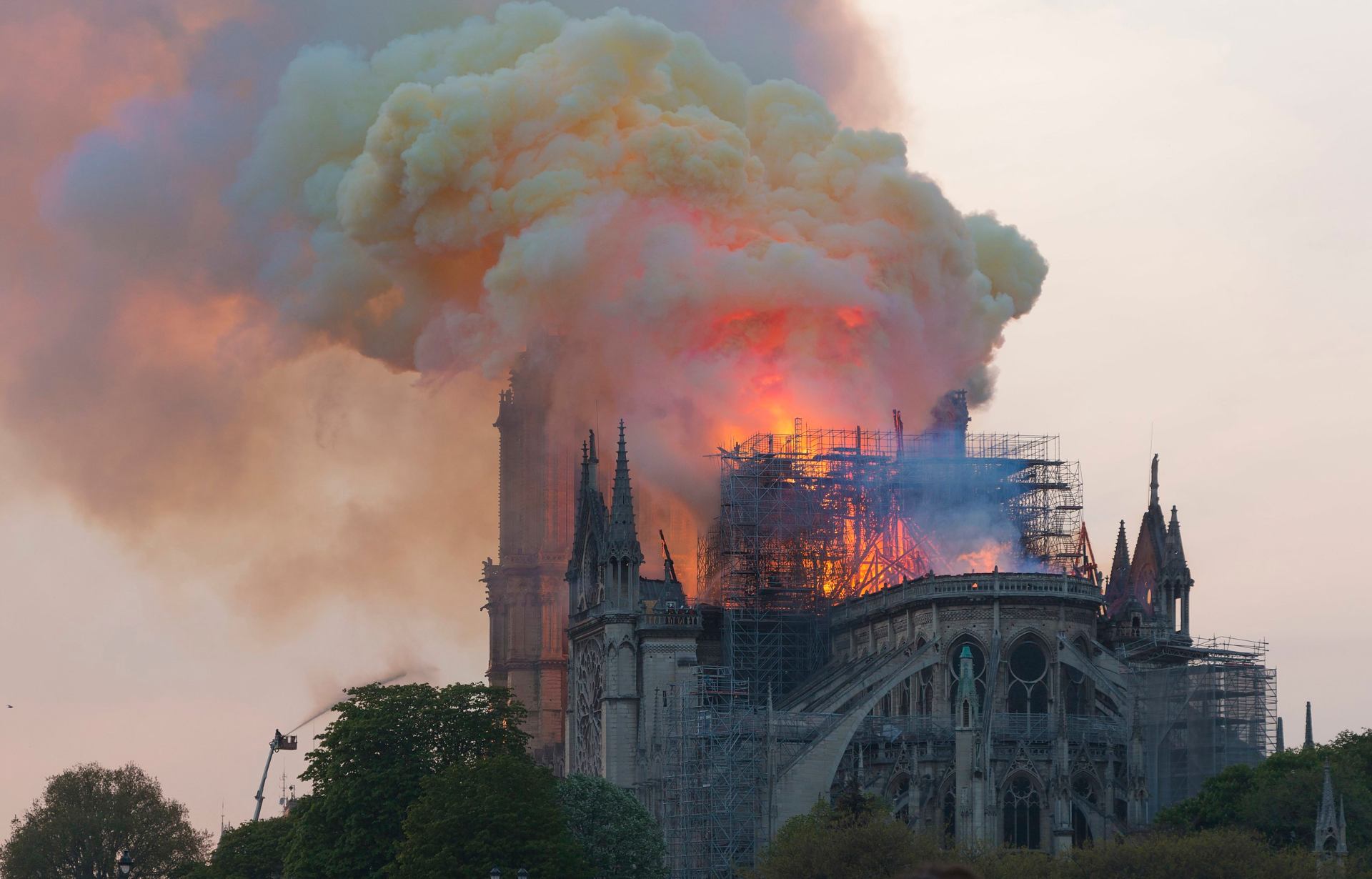 Chamas consumindo parte da Catedral de Notre-Dame de Paris durante incêndio de 2019