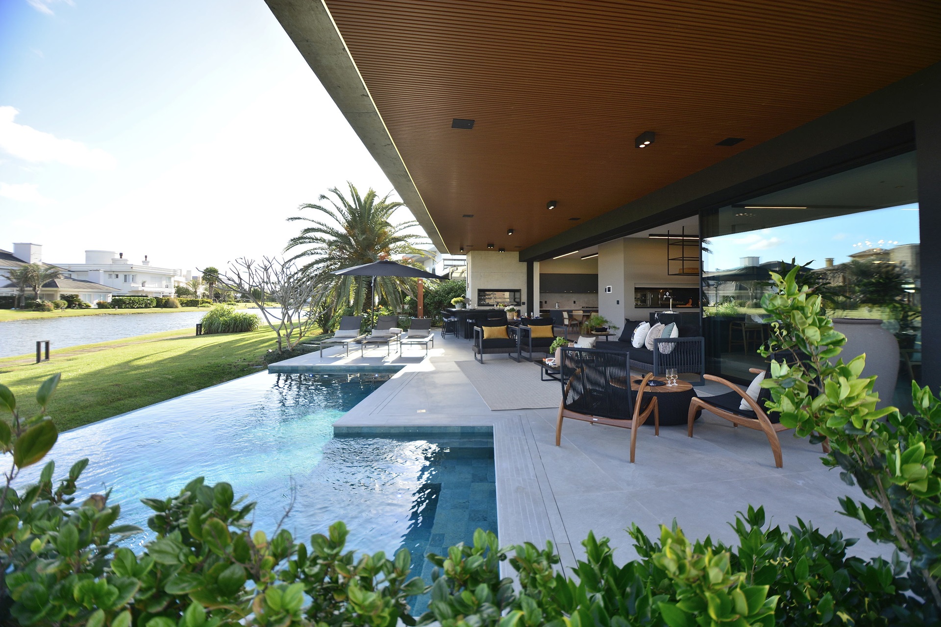 Varanda de casa que também serve como deck de piscina