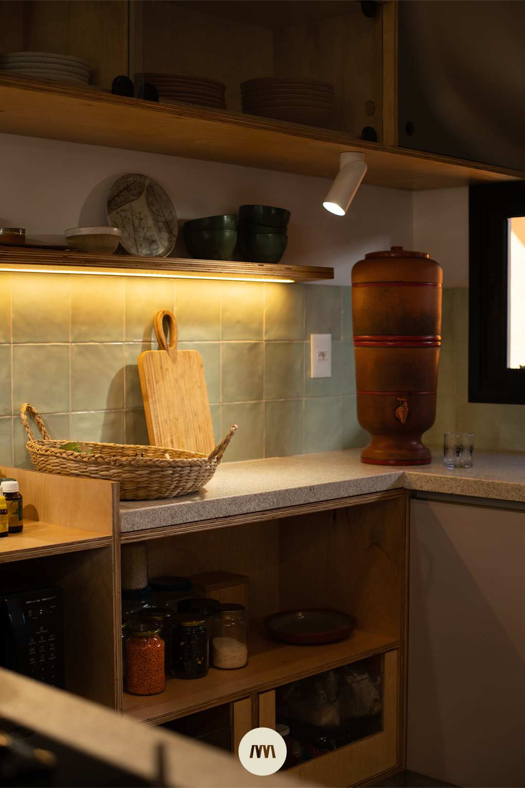 Detalhe de bancada de cozinha com filtro de barro
