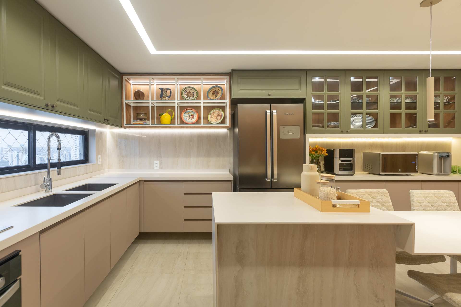 Cozinha ampla com louças decorada em exposição