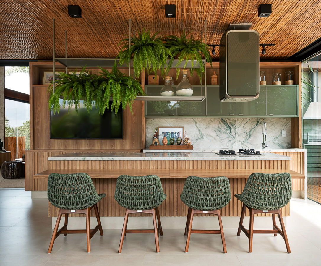 Cozinha com tons terrosos e vibes naturais, com detalhes em madeira e samambaias