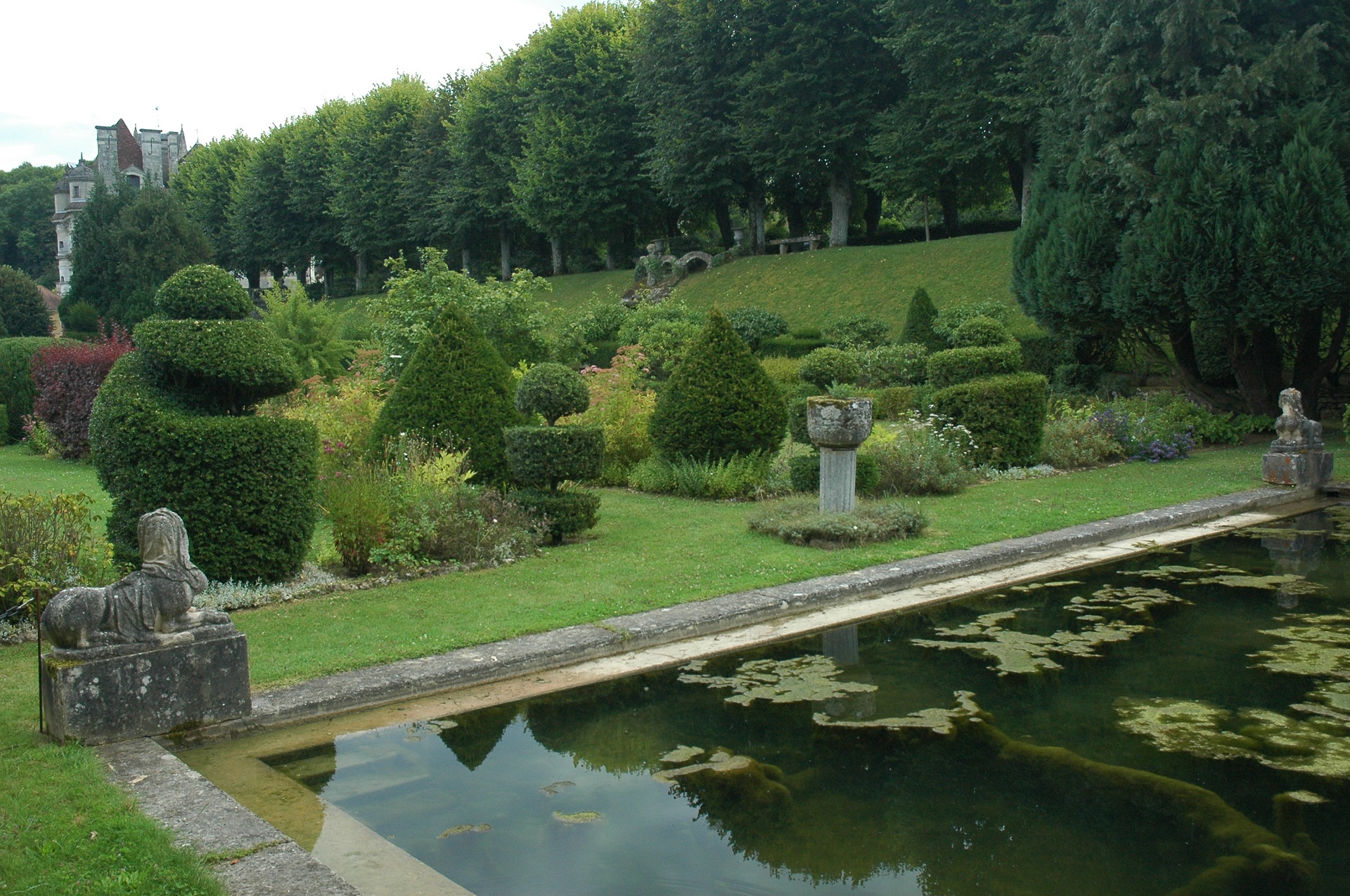 Piscina biológica em jardim com paisagismo