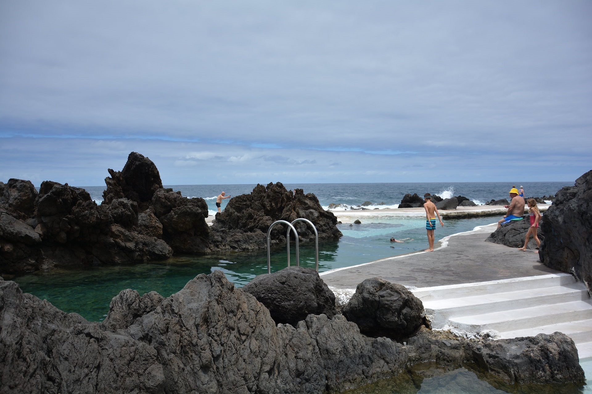 Piscina biológica em praia, com pedras ao redor
