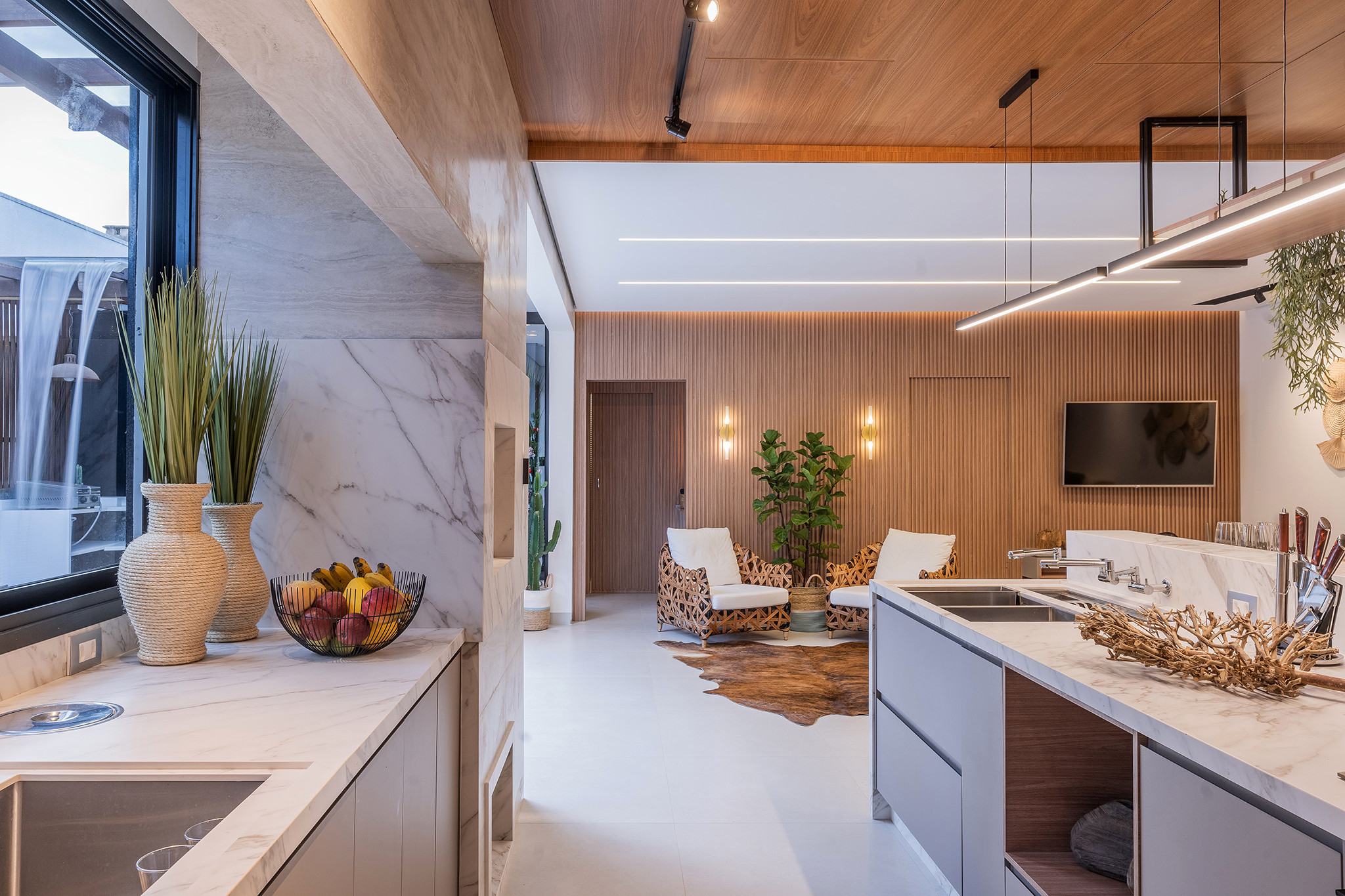 cozinha branca com detalhes em madeira