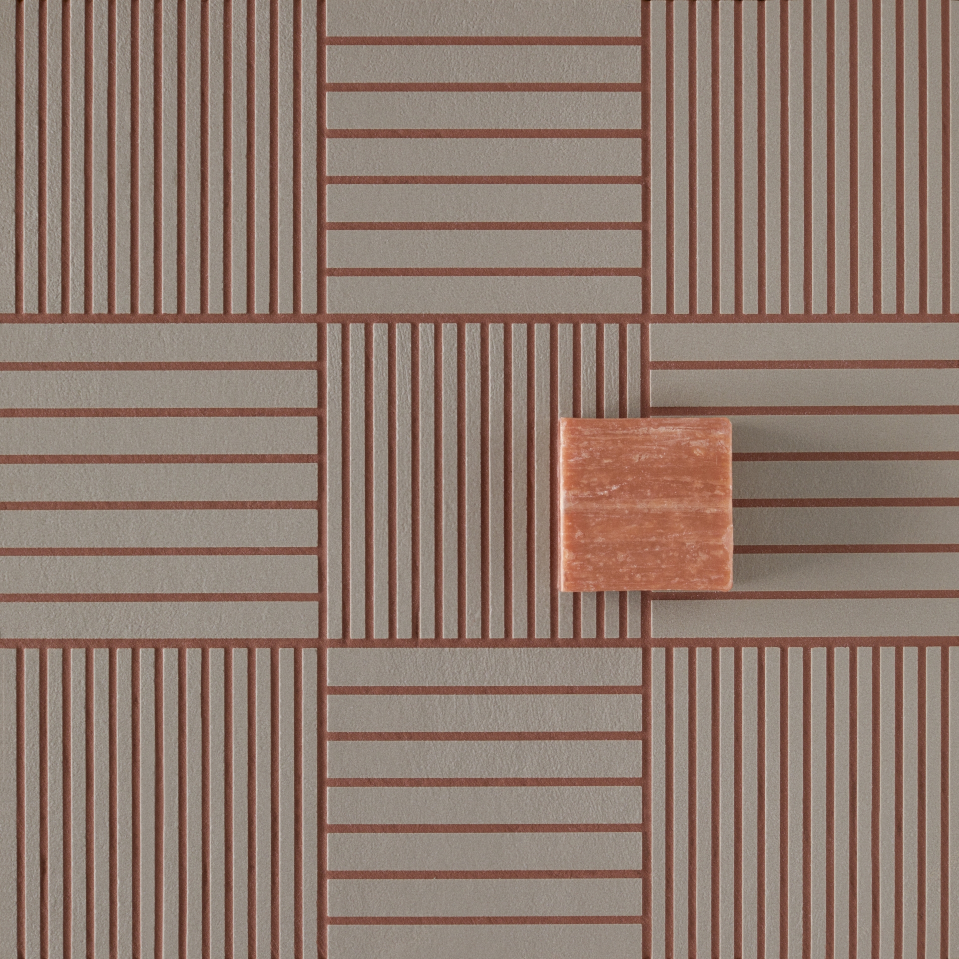 Revestimento da coleção fringe na cor Grey, com rejunte contrastante com pequeno bloco de argila terracotta sobreposto