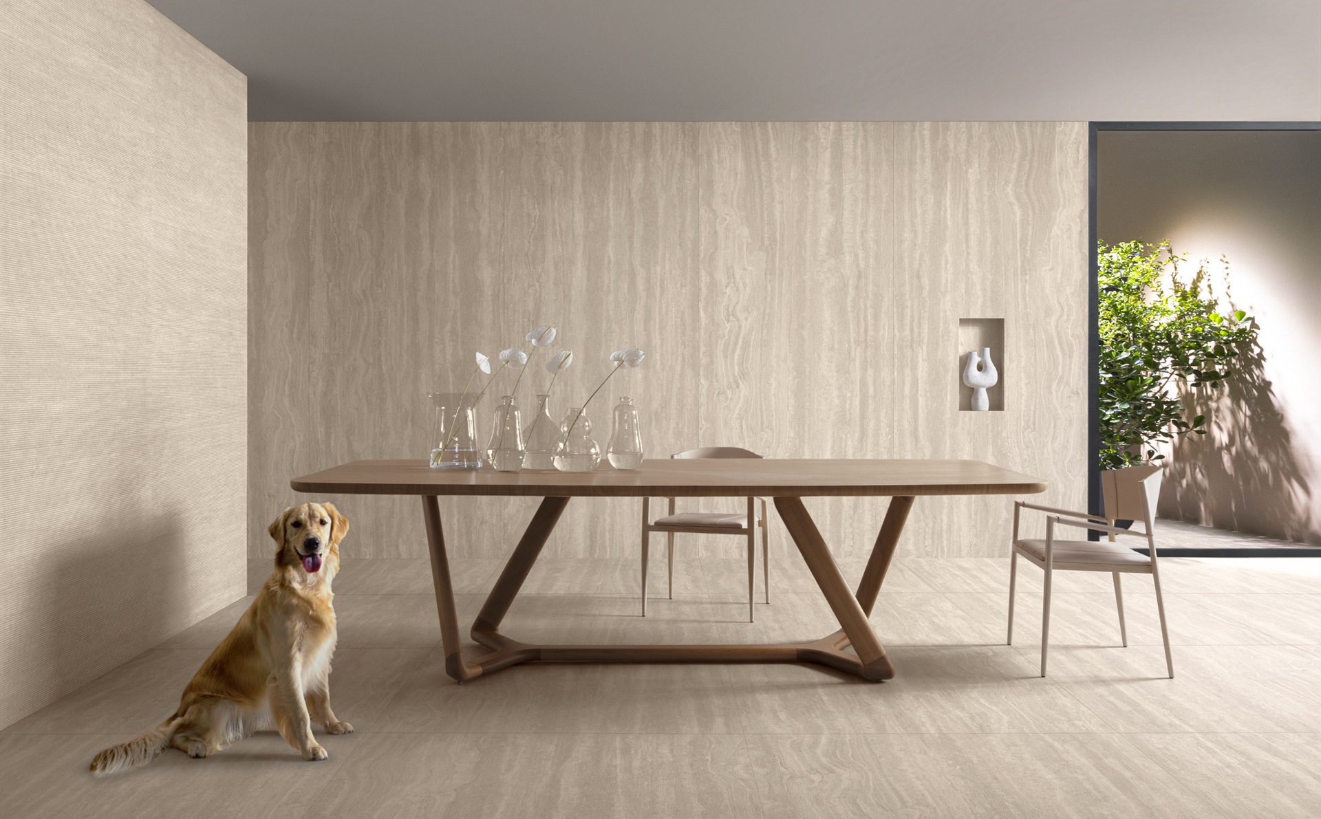 Sala de jantar com piso e paredes revestidos em porcelanato. Há uma mesa ampla e duas cadeiras. Também podemos ver um cachorro da raça Golden Retriever ao lado dela